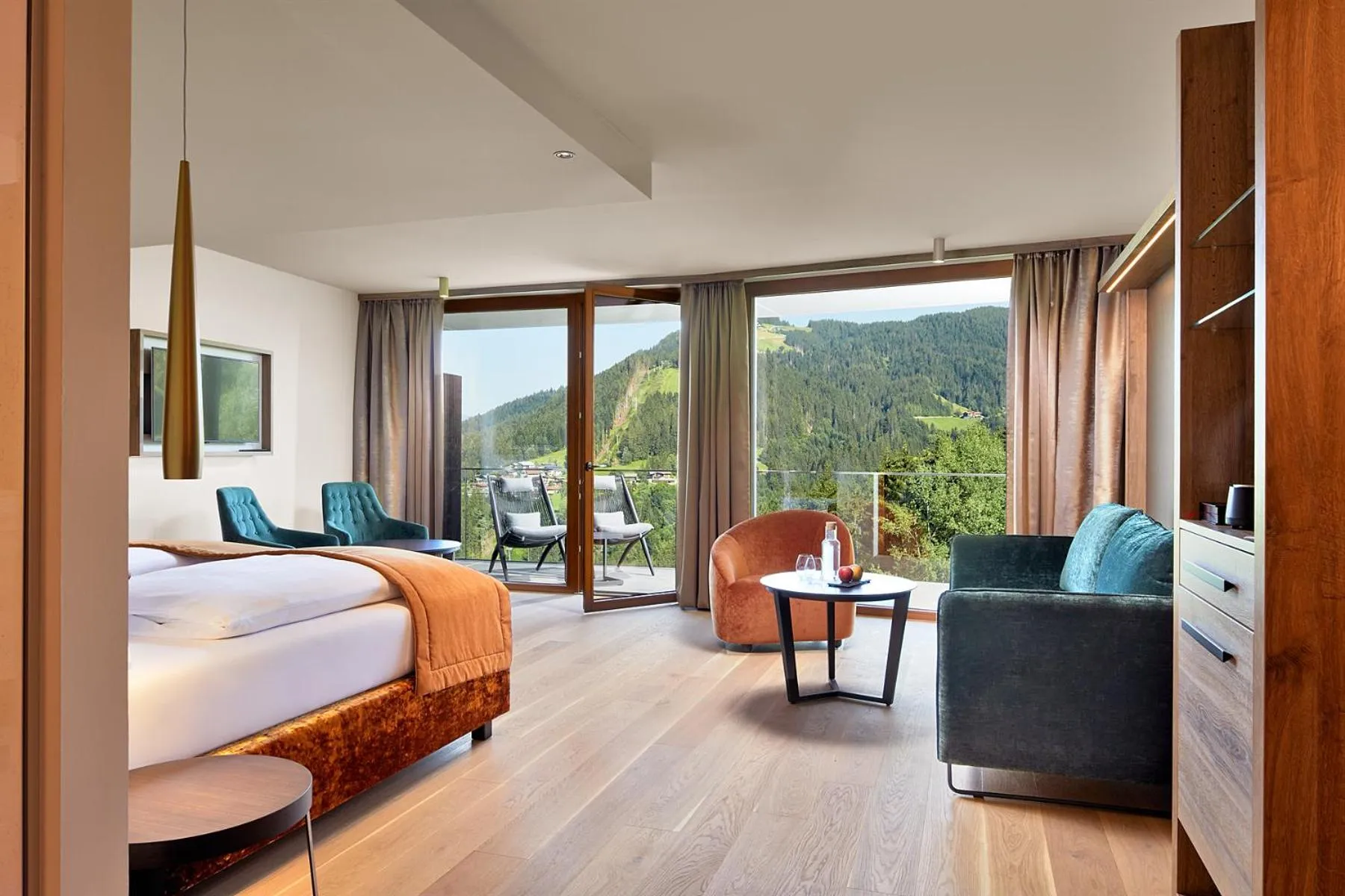 Photo of the whole room, Bed in Kaiserhof Superior