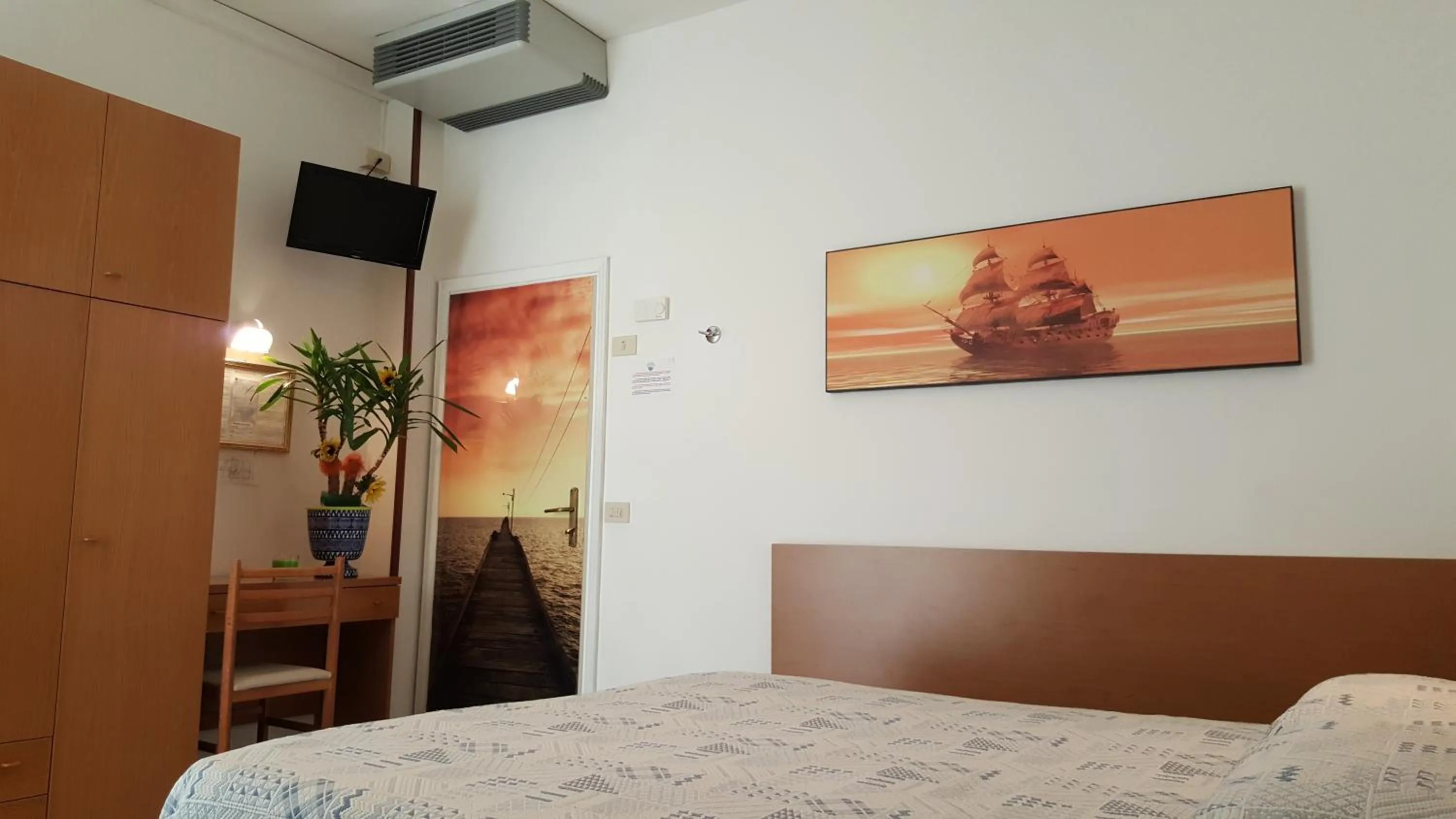 Photo of the whole room, Bed in Hotel Losanna Cervia