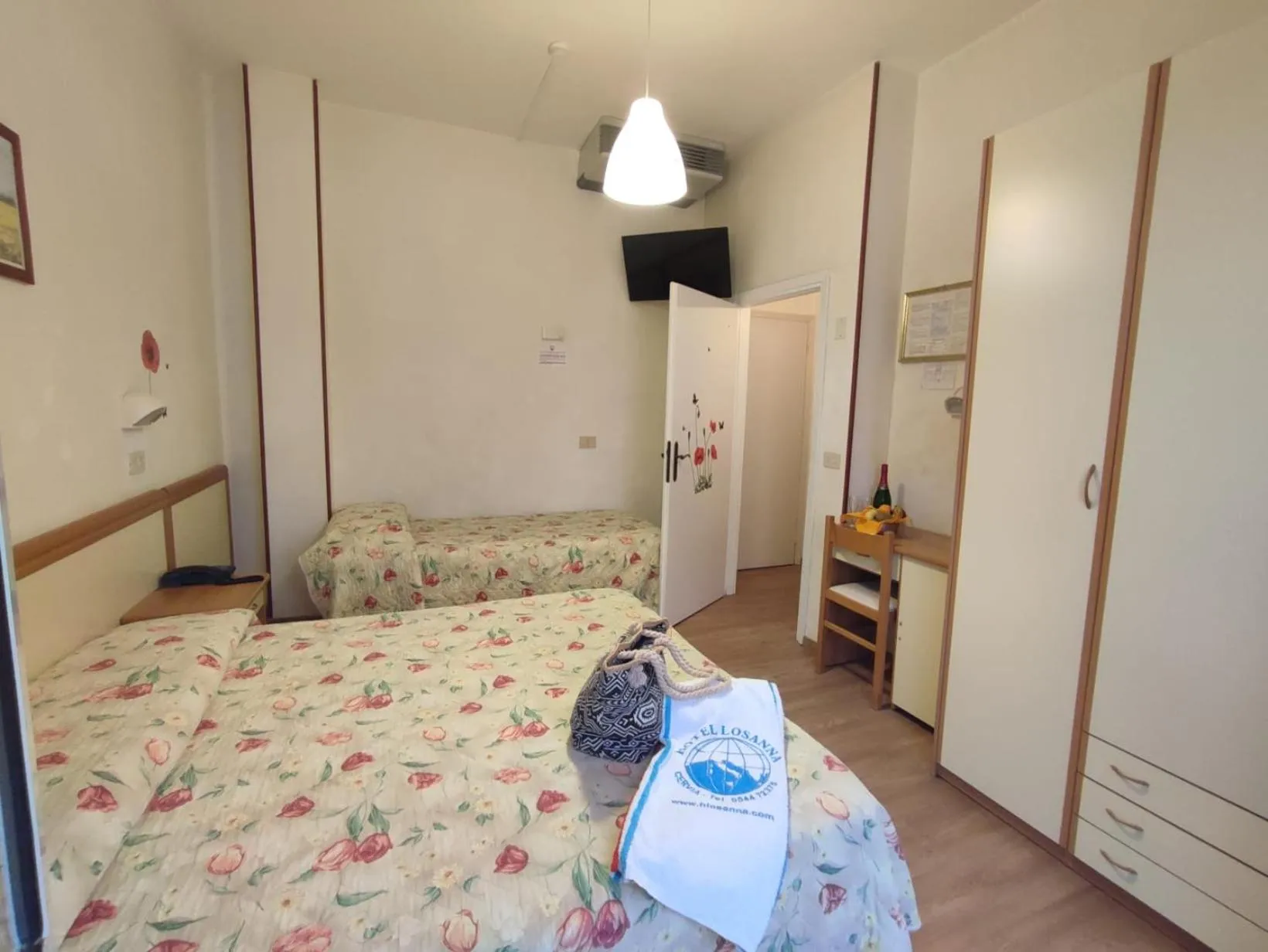 Bed in Hotel Losanna Cervia