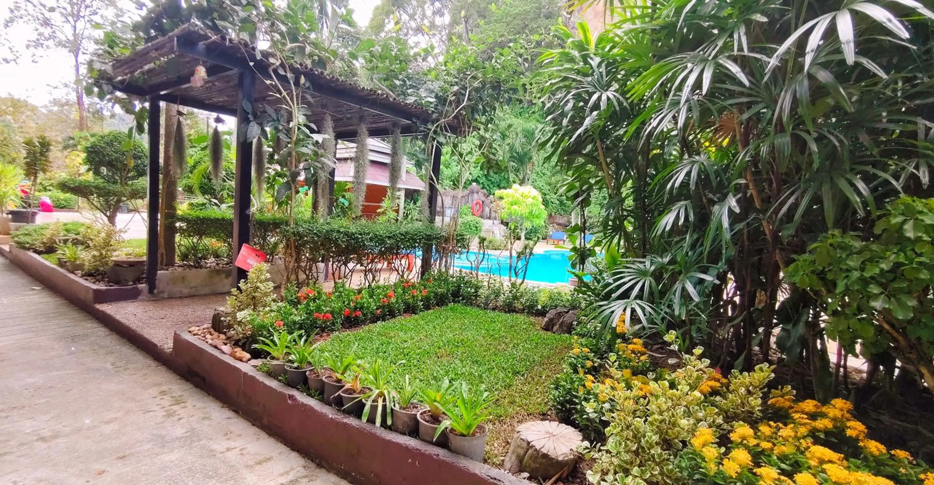 Pool view in Diamond Cave Resort