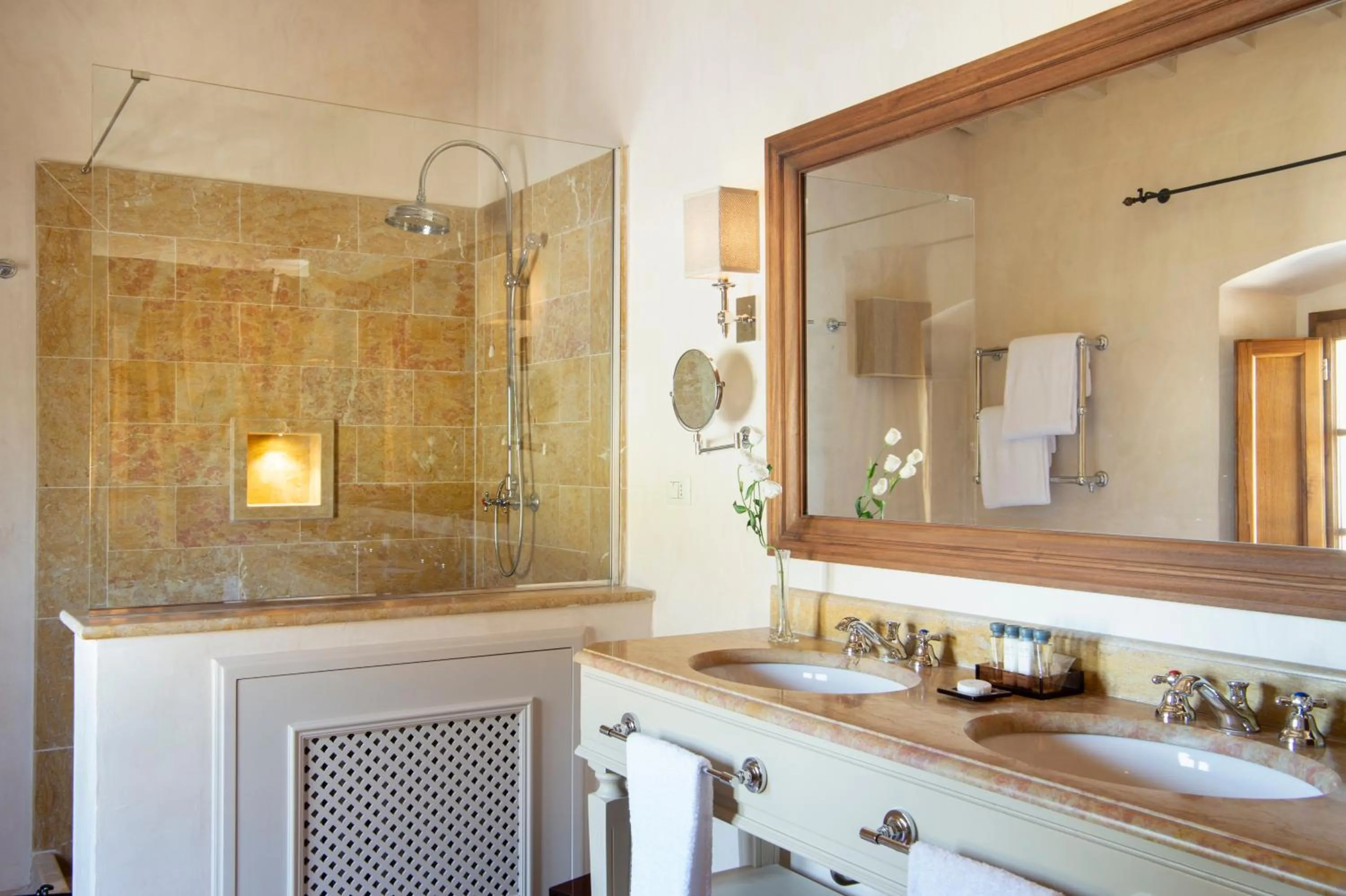 Shower in Viesca Toscana Suites & Villas