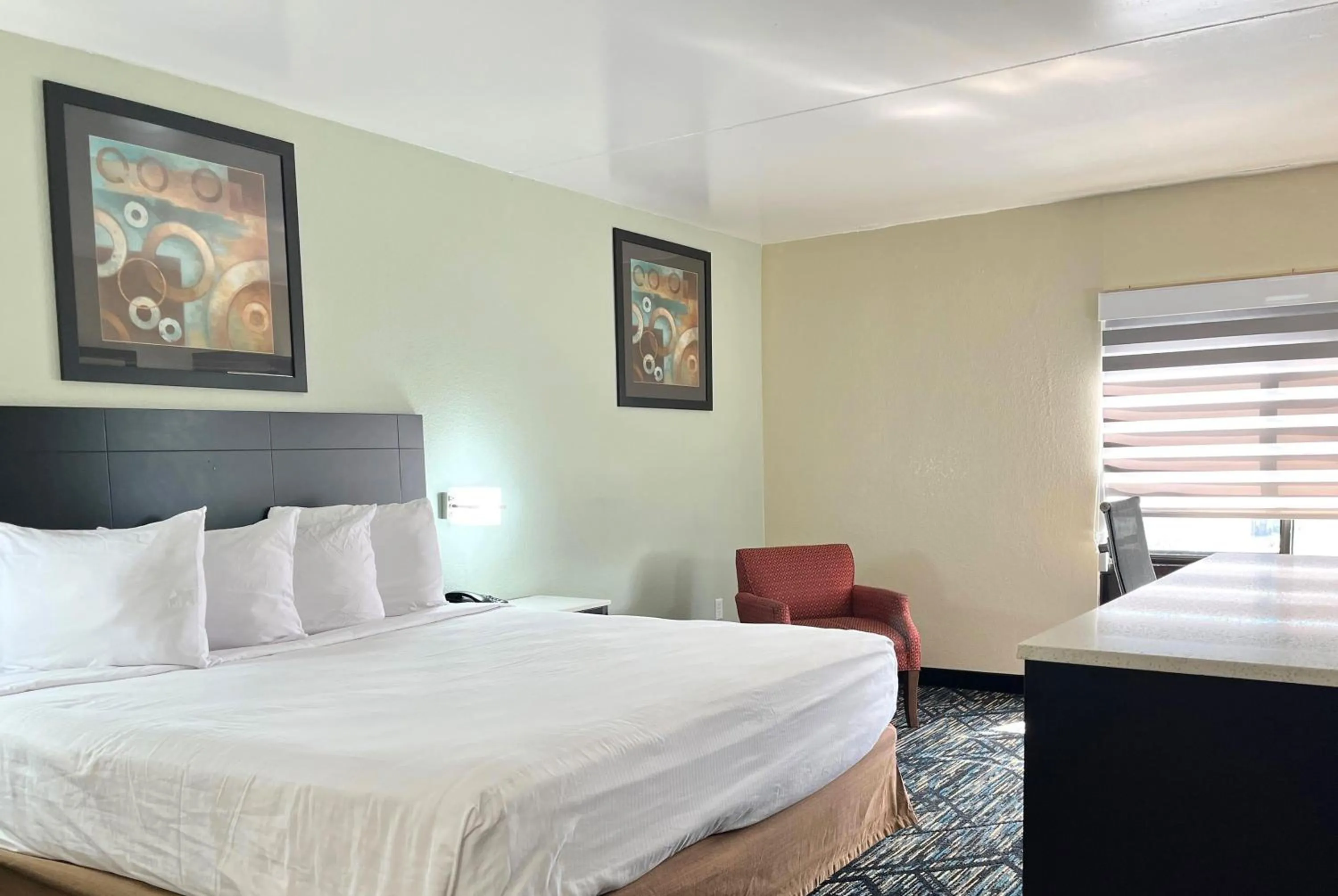 Photo of the whole room, Bed in Baymont by Wyndham Cincinnati Sharonville