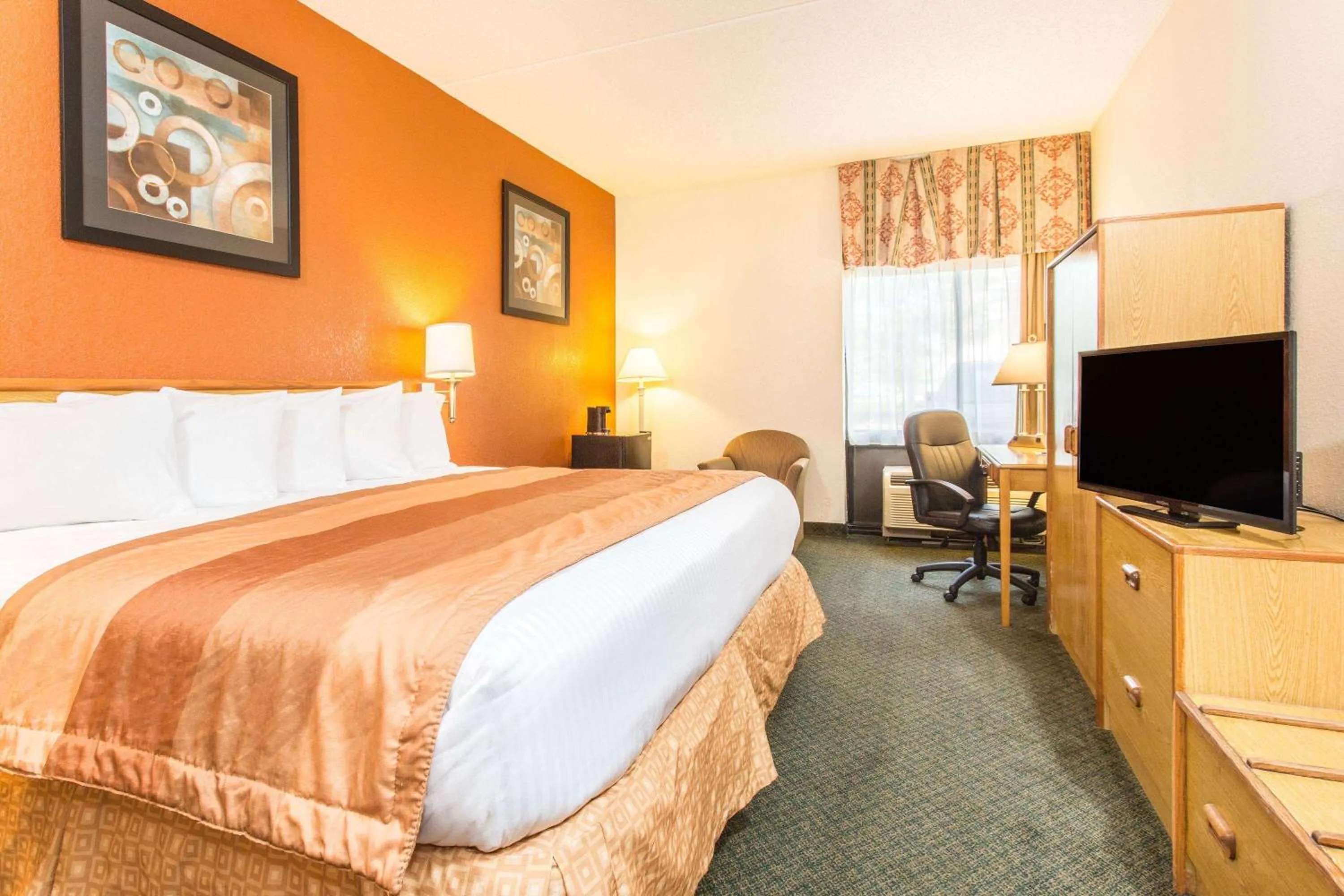 Photo of the whole room, Bed in Baymont by Wyndham Cincinnati Sharonville