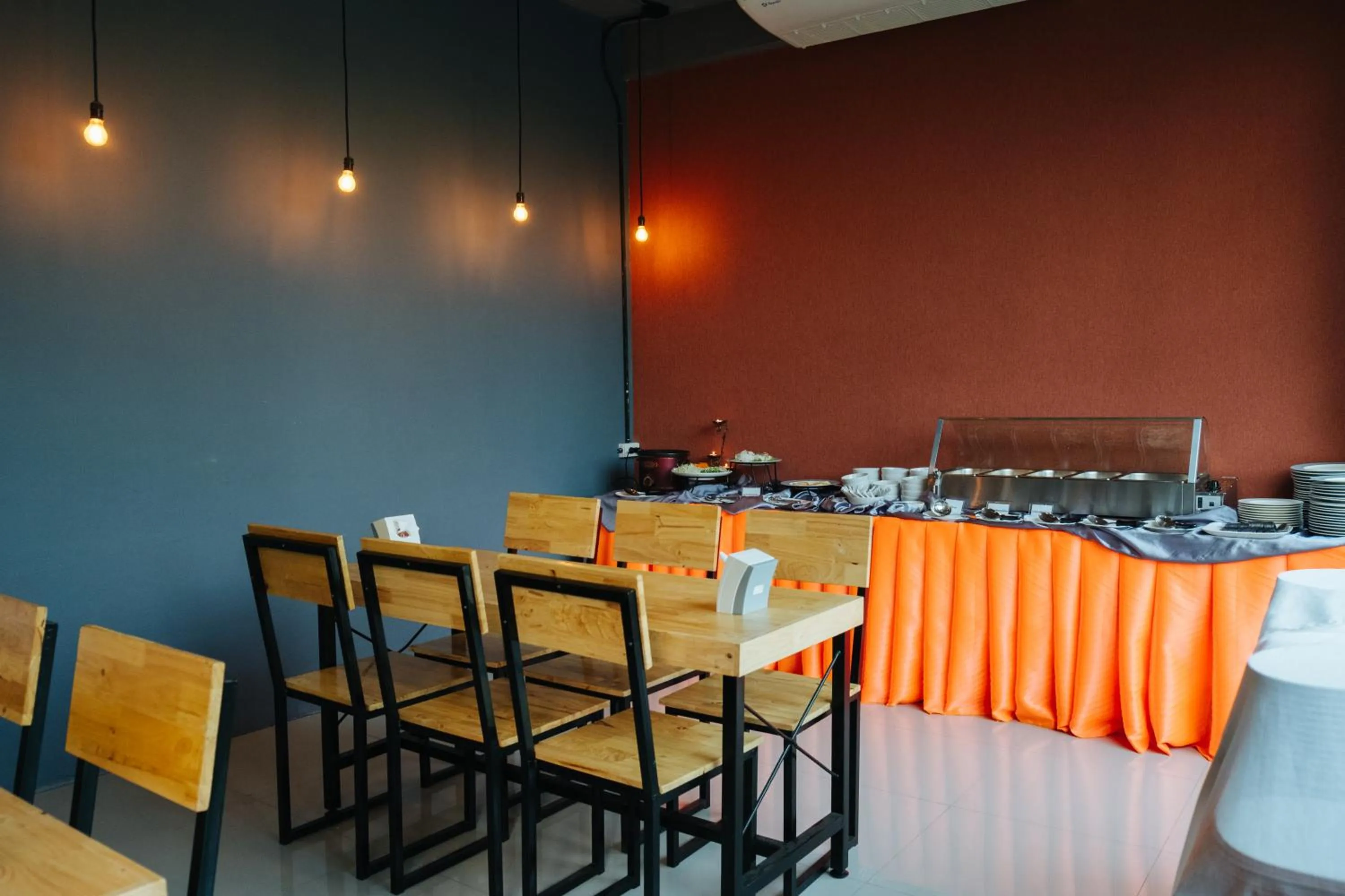 Restaurant/places to eat in Km Hotel Chiang Mai