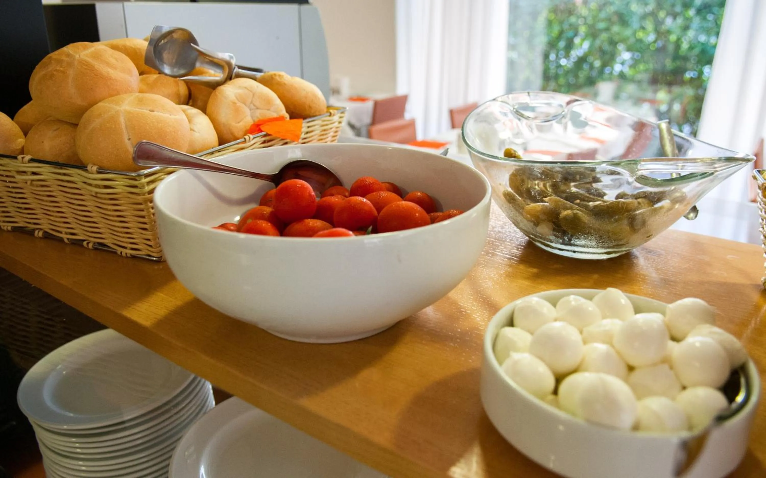 Food and drinks in Hotel Simi Lan