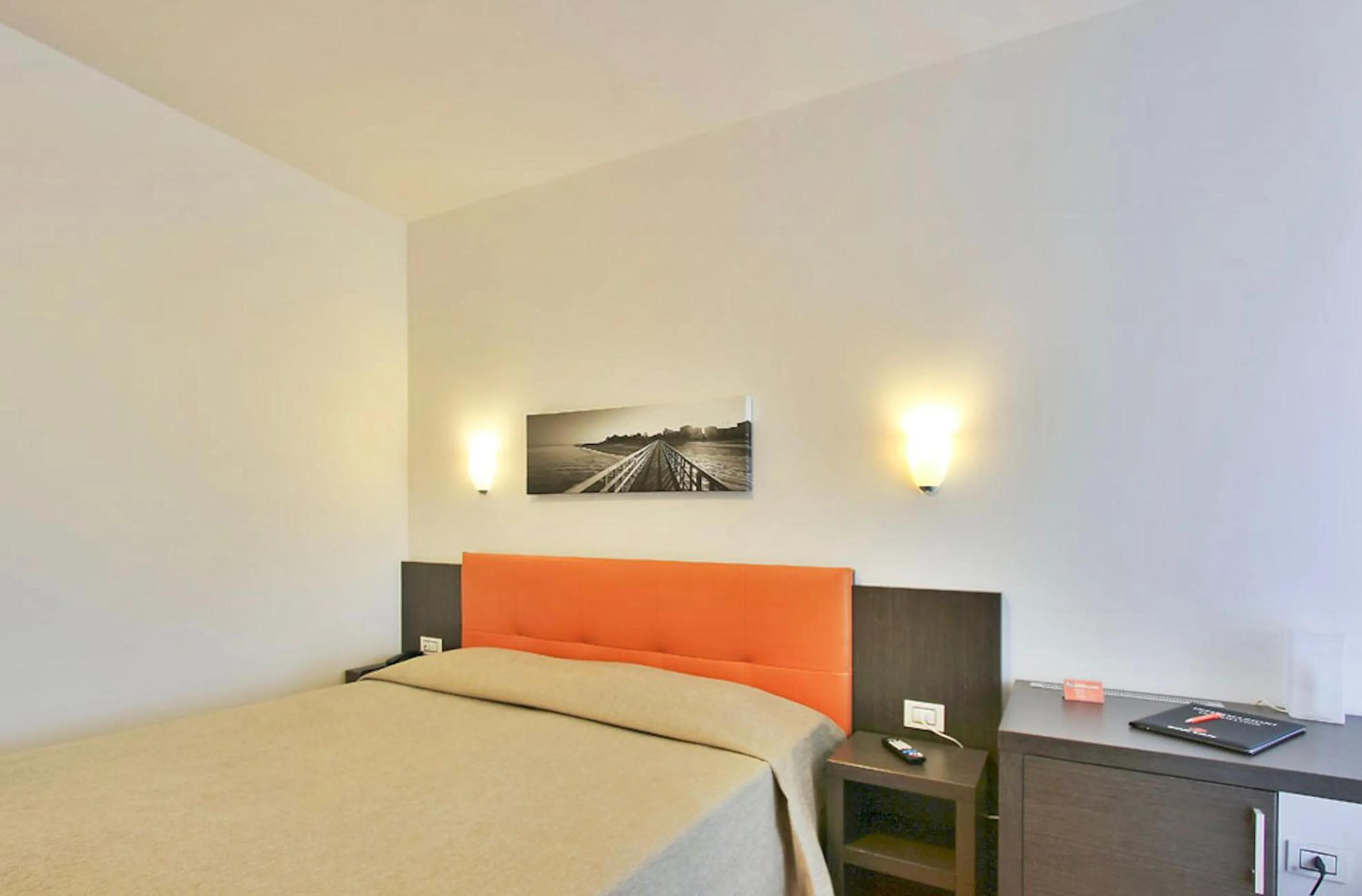 Bedroom, Bed in Hotel Simi Lan