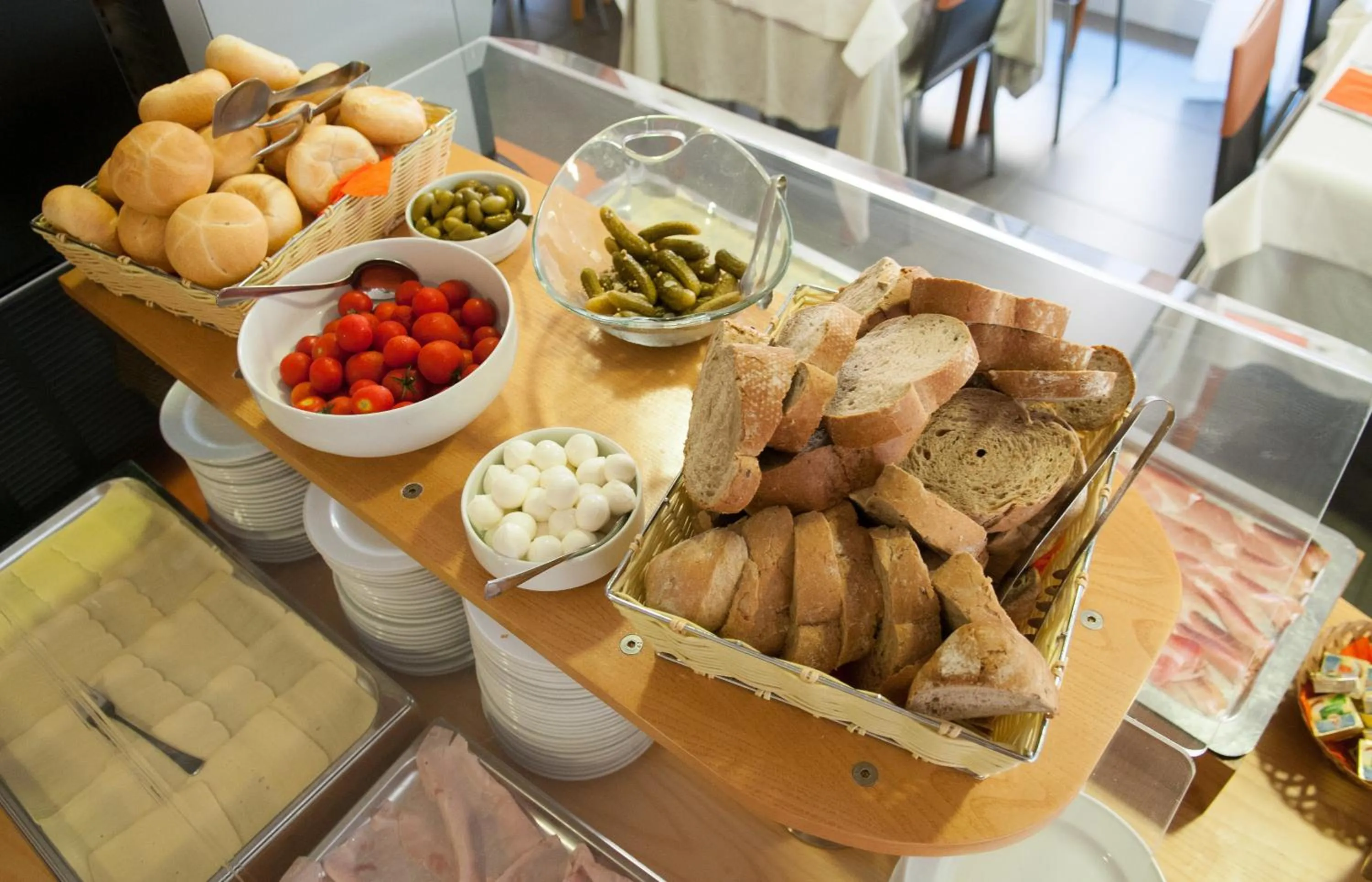 Food and drinks in Hotel Simi Lan