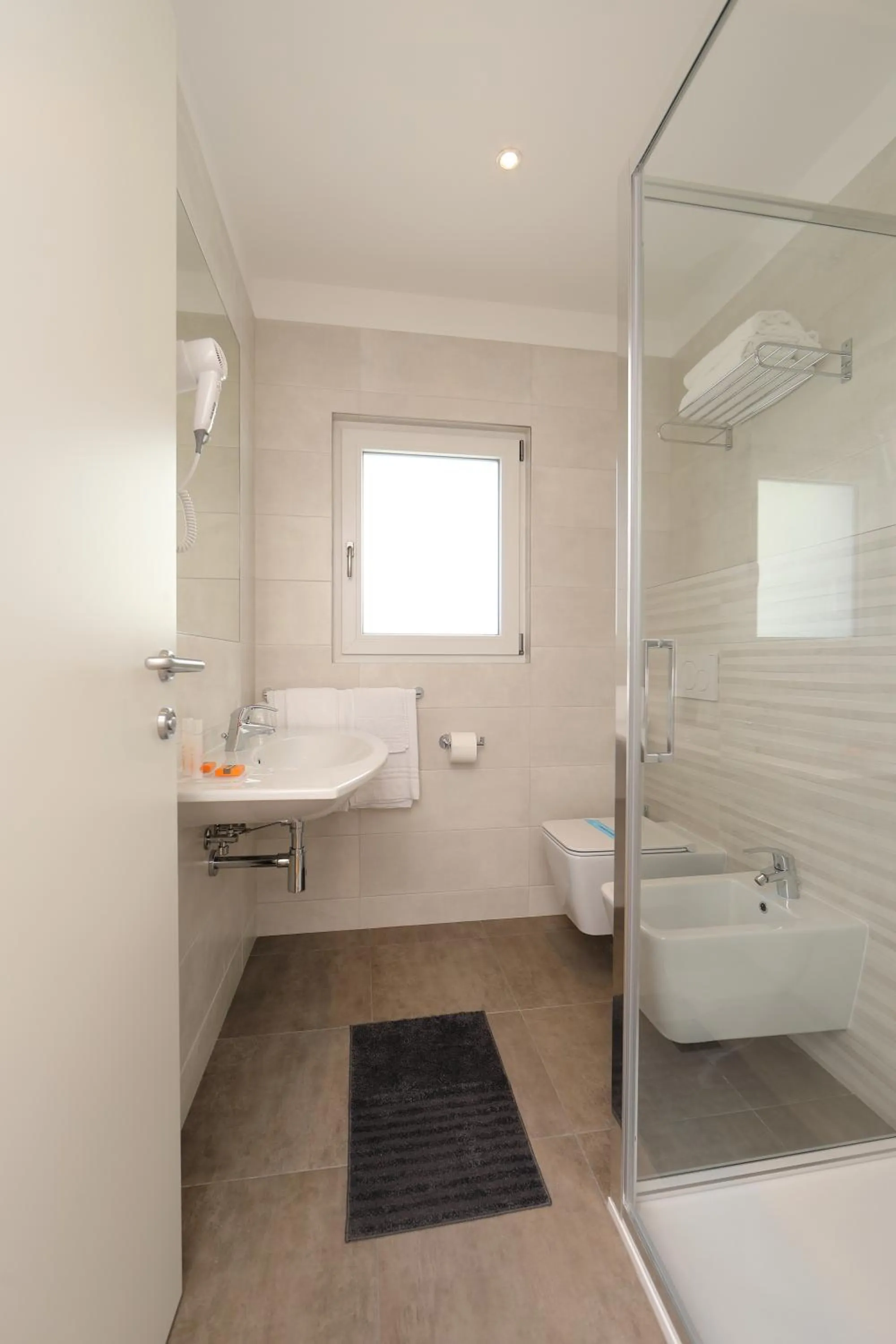 Bathroom in Hotel Simi Lan