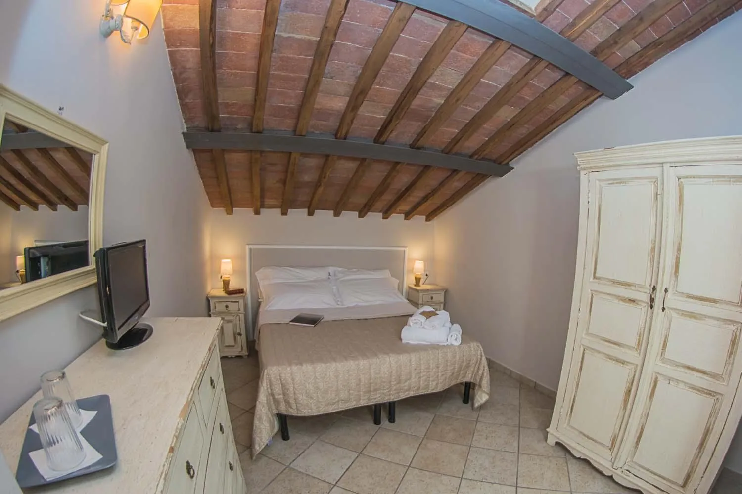 Photo of the whole room, Bed in I Terzi Di Siena - Rooms Only