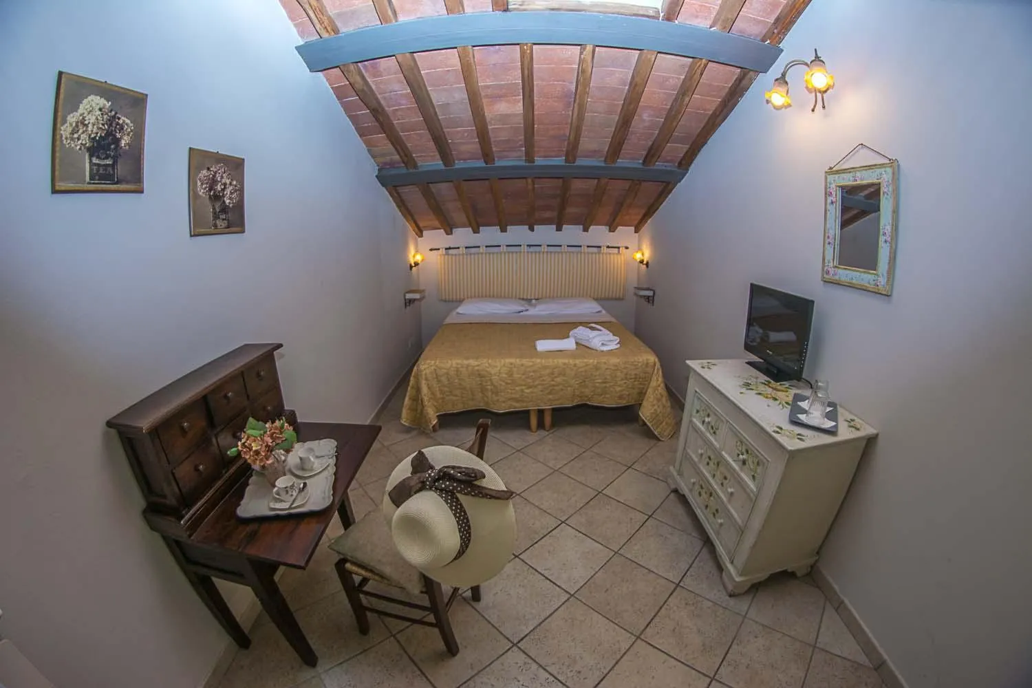 Photo of the whole room, Bed in I Terzi Di Siena - Rooms Only