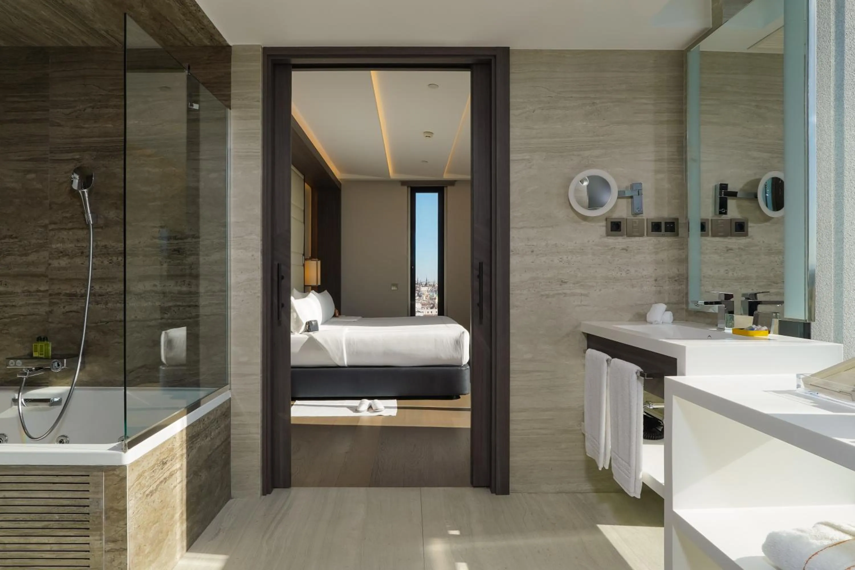 Photo of the whole room, Bed in VP Plaza España Design