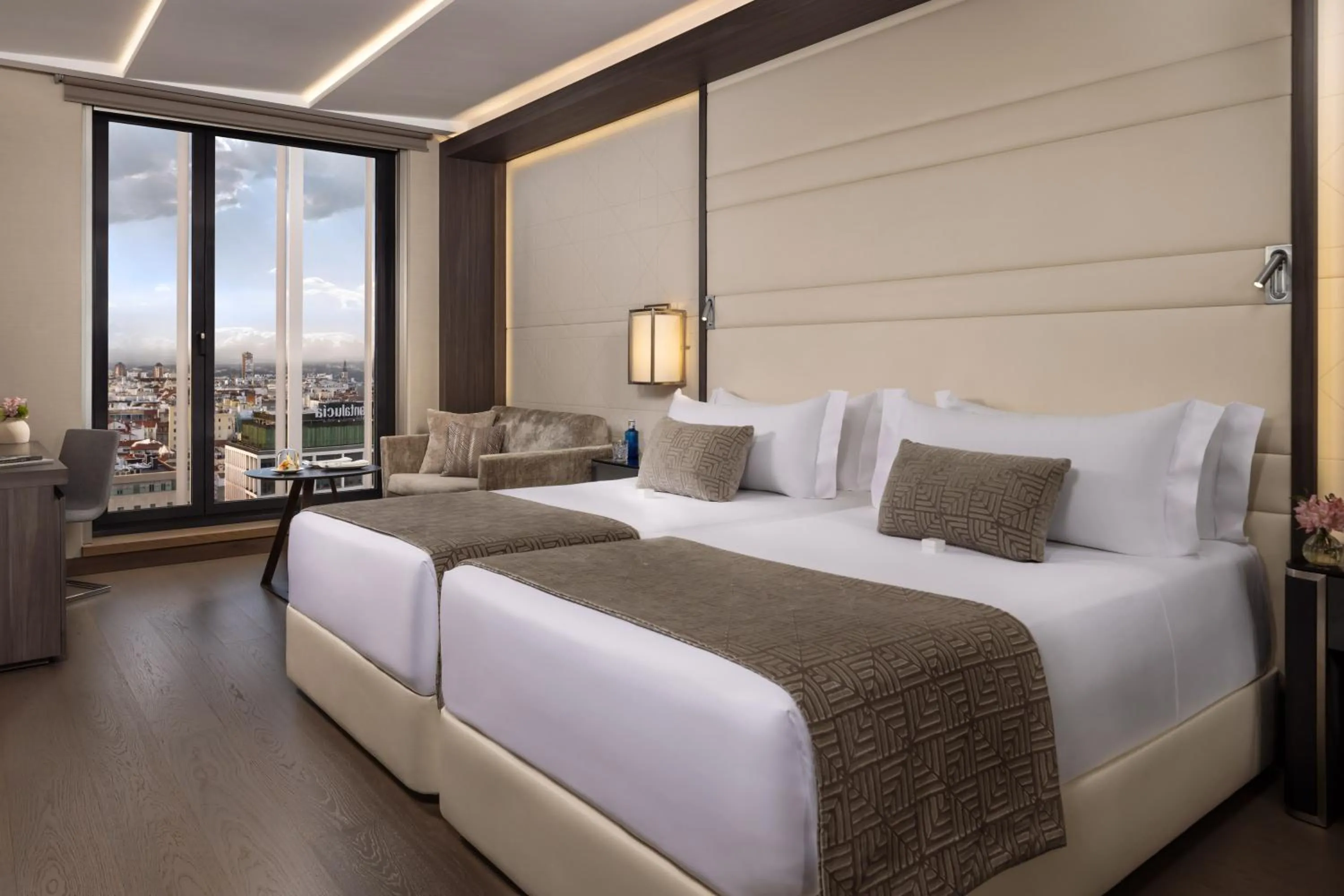 Photo of the whole room, Bed in VP Plaza España Design