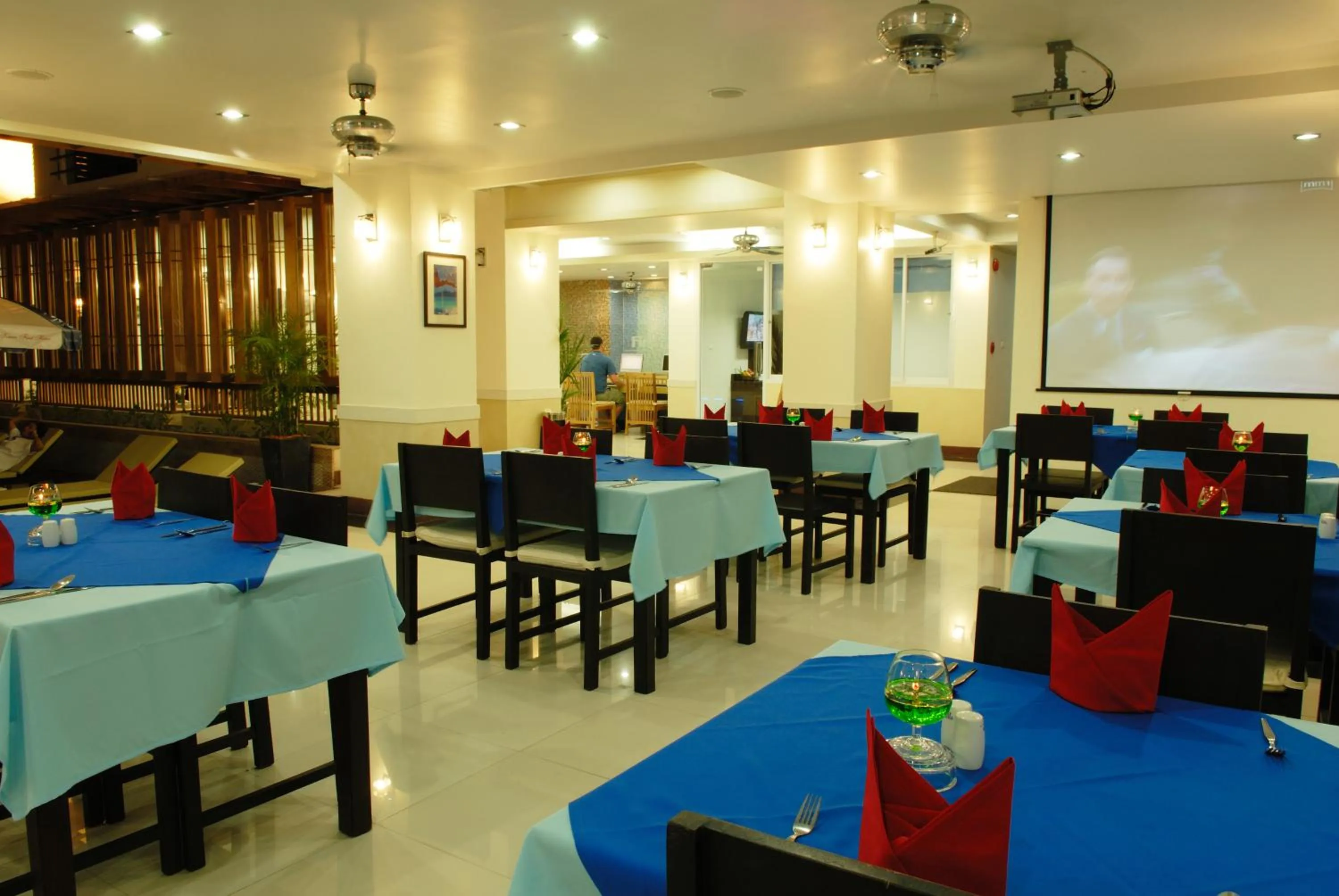 Restaurant/places to eat in First Residence Hotel