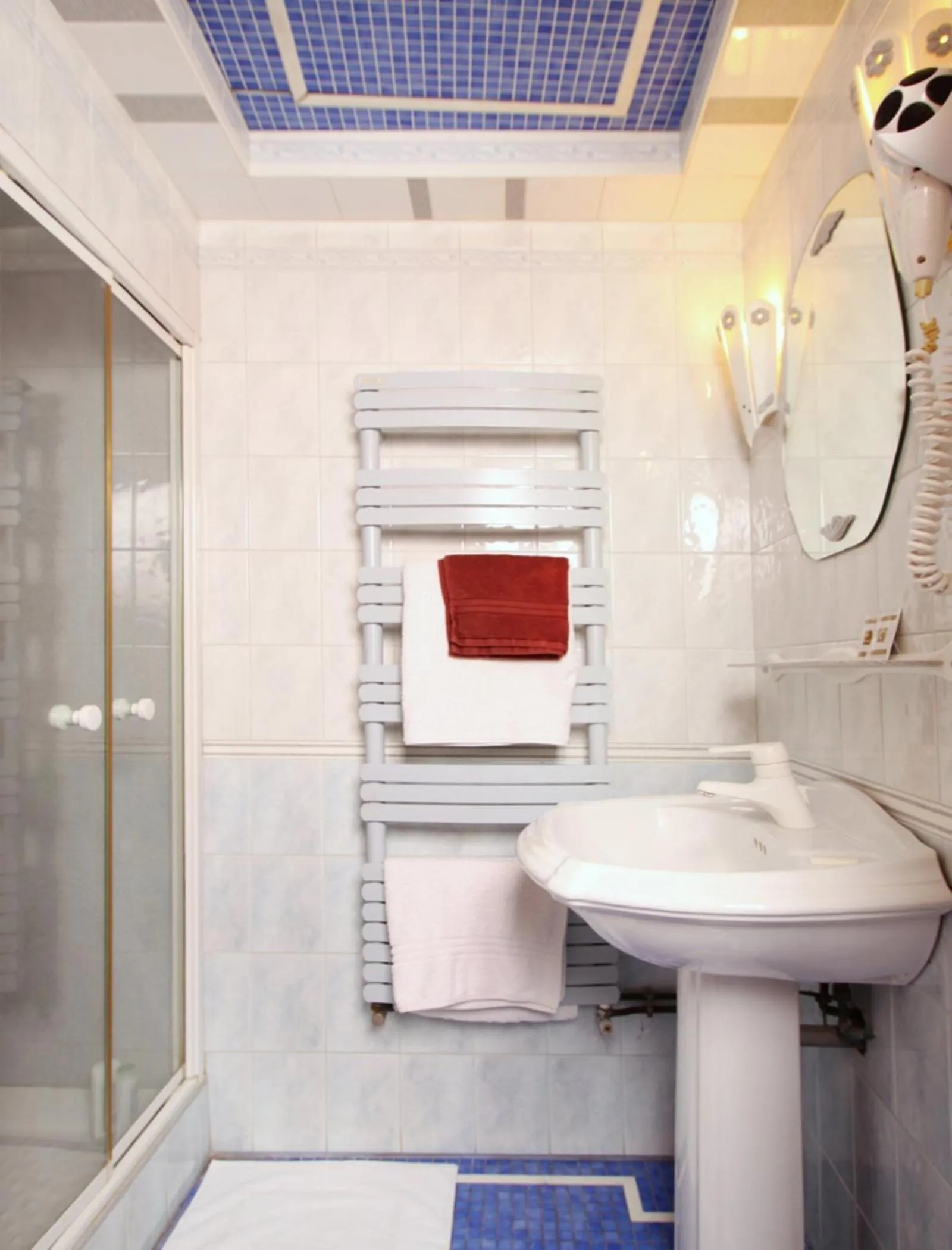 Bathroom in Hôtel Marignan