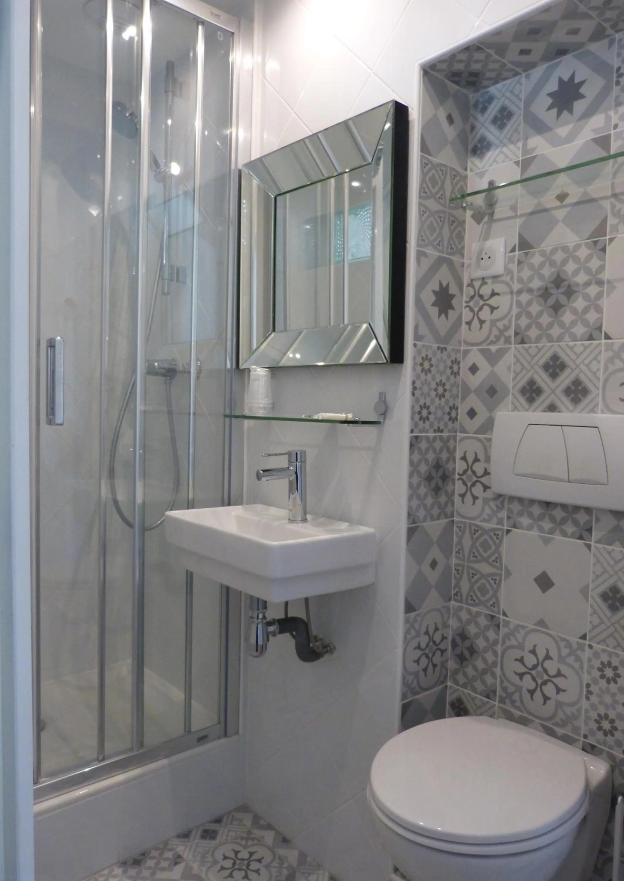 Shower in Hôtel Marignan
