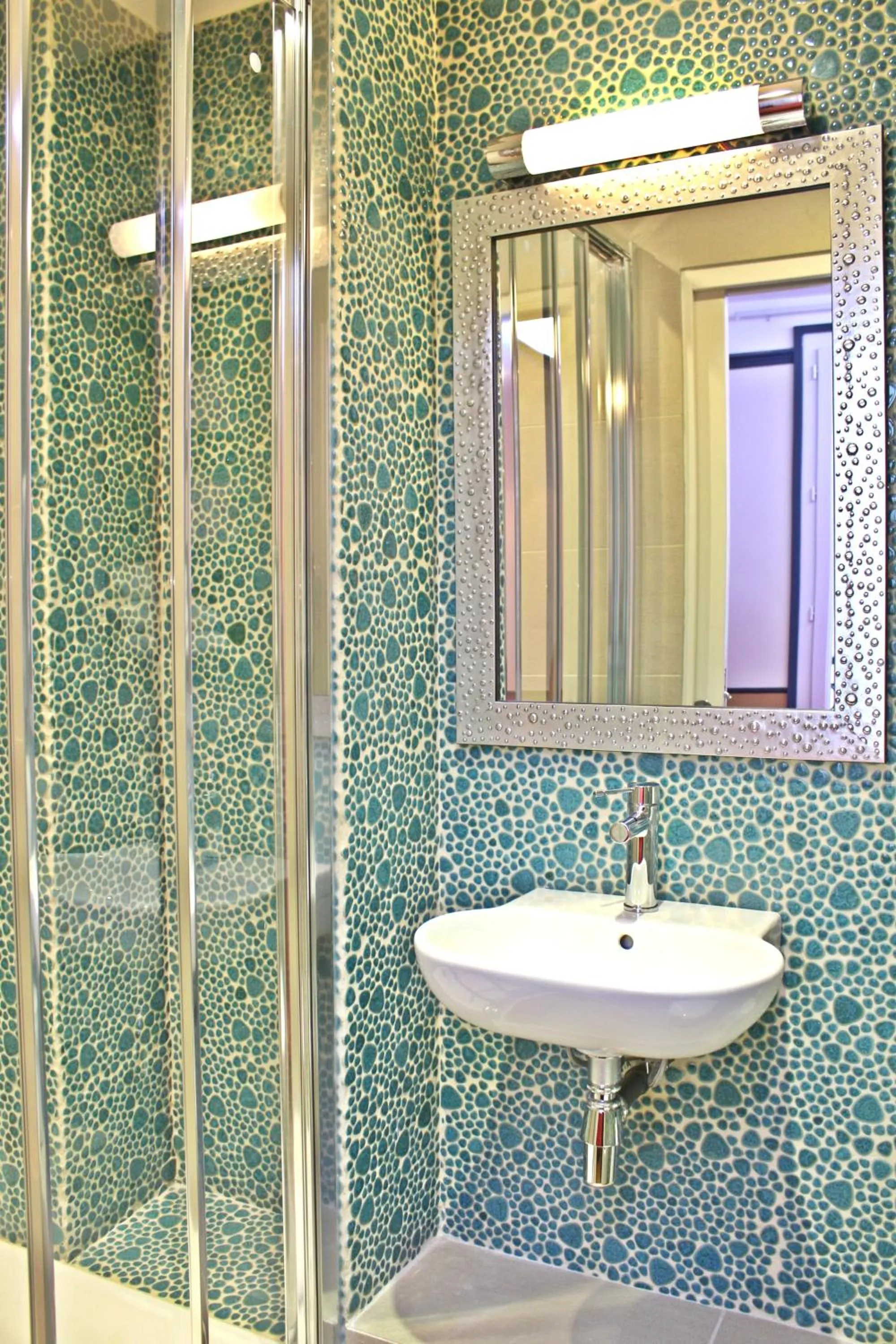 Shower in Hôtel Marignan