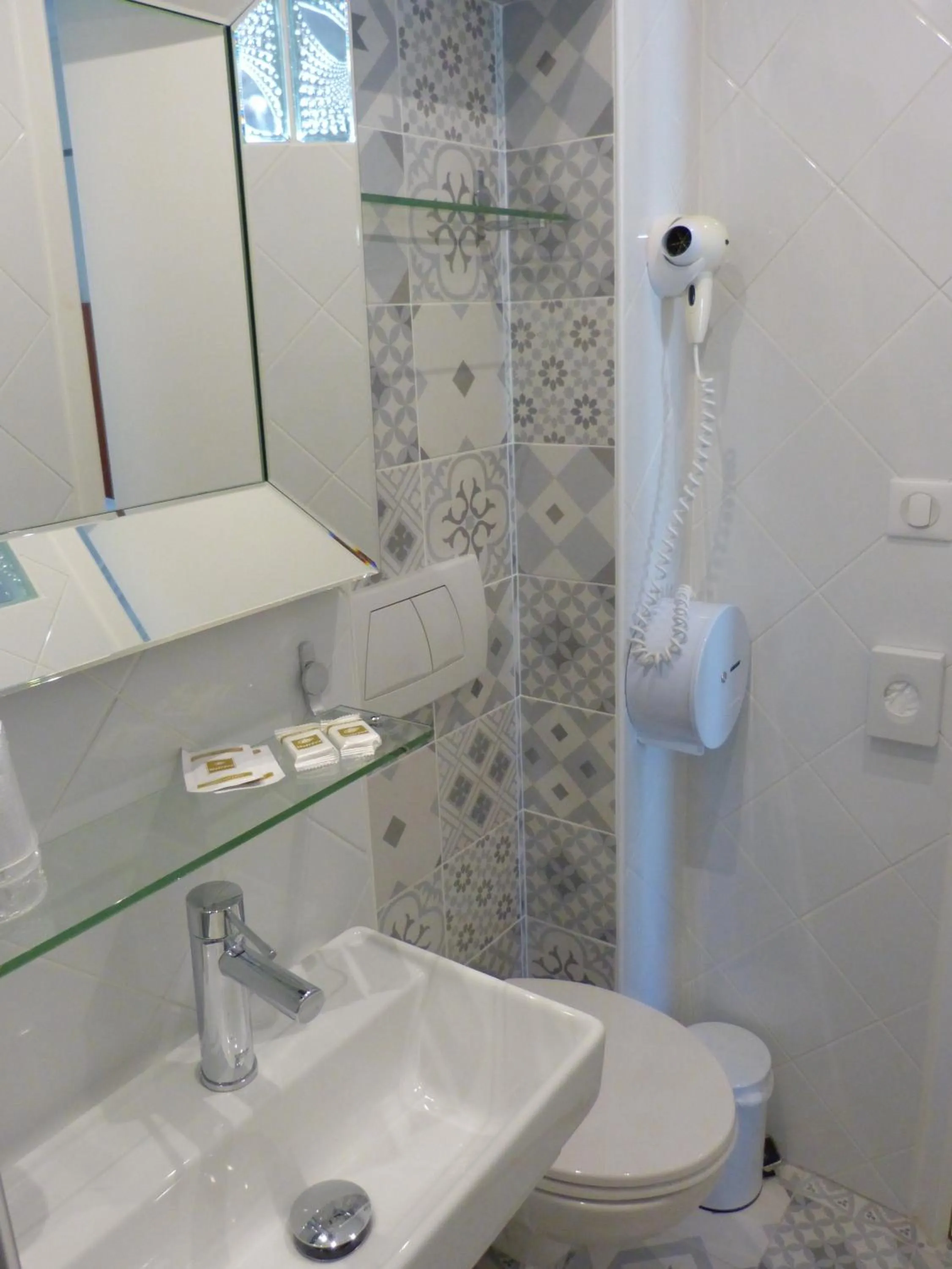 Toilet in Hôtel Marignan