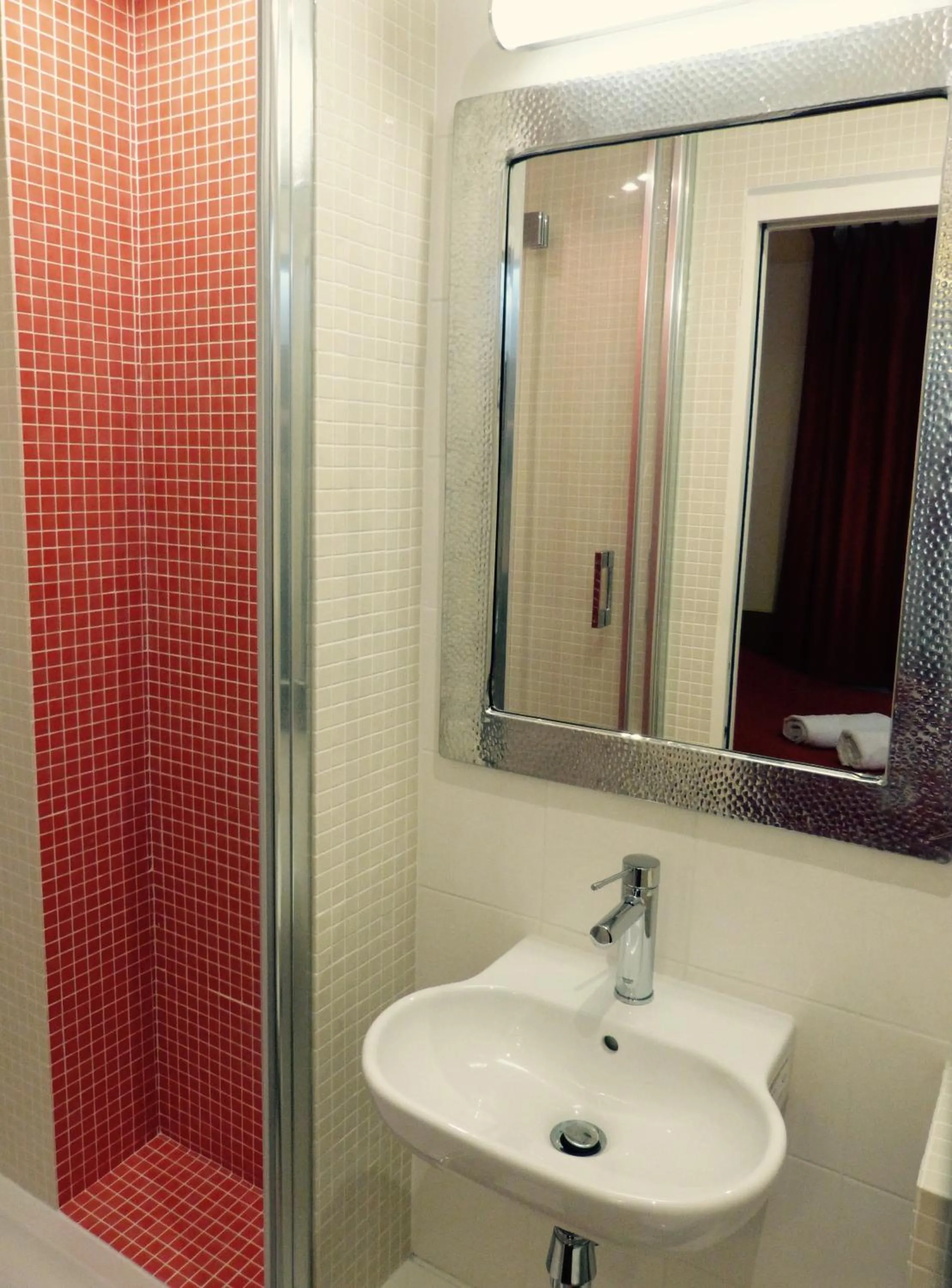 Bathroom in Hôtel Marignan