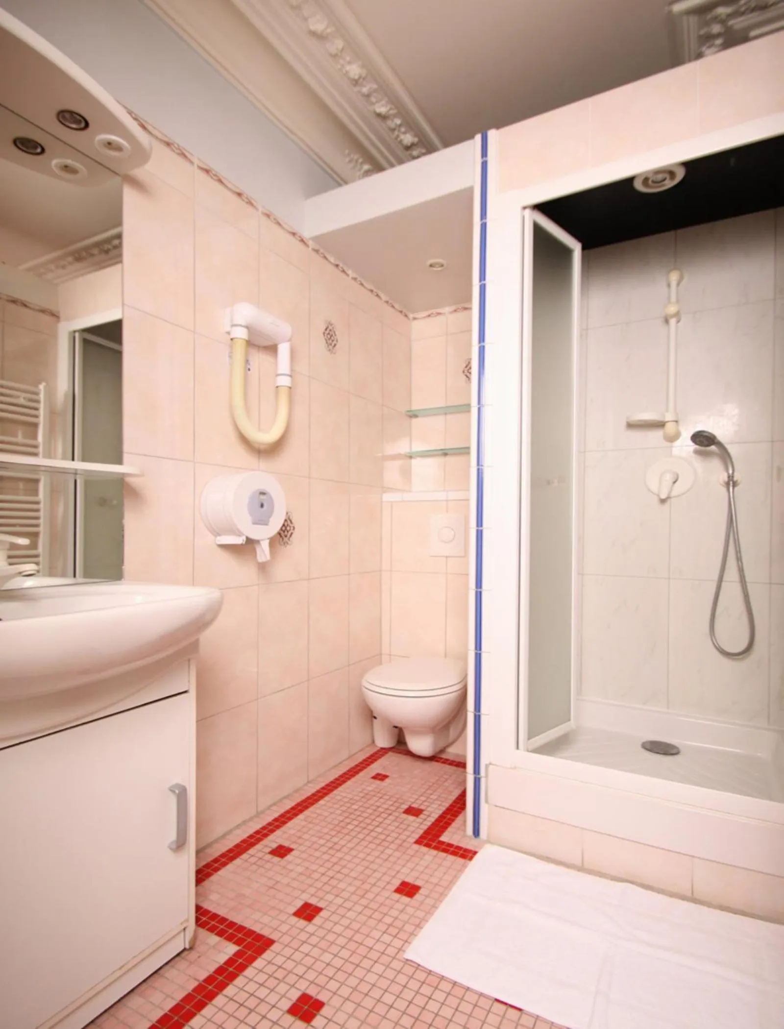 Bathroom in Hôtel Marignan