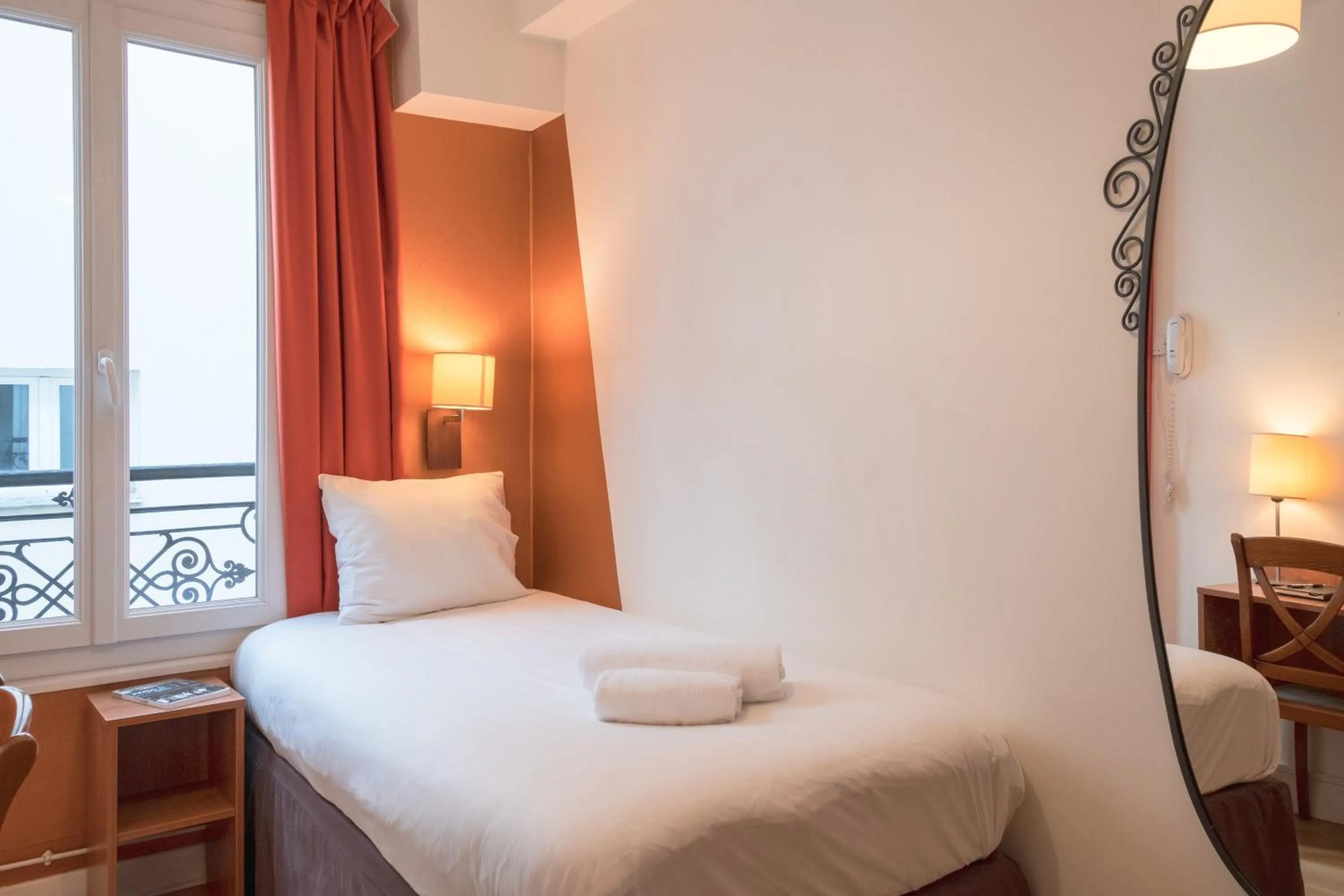 Bed in Hôtel Marignan