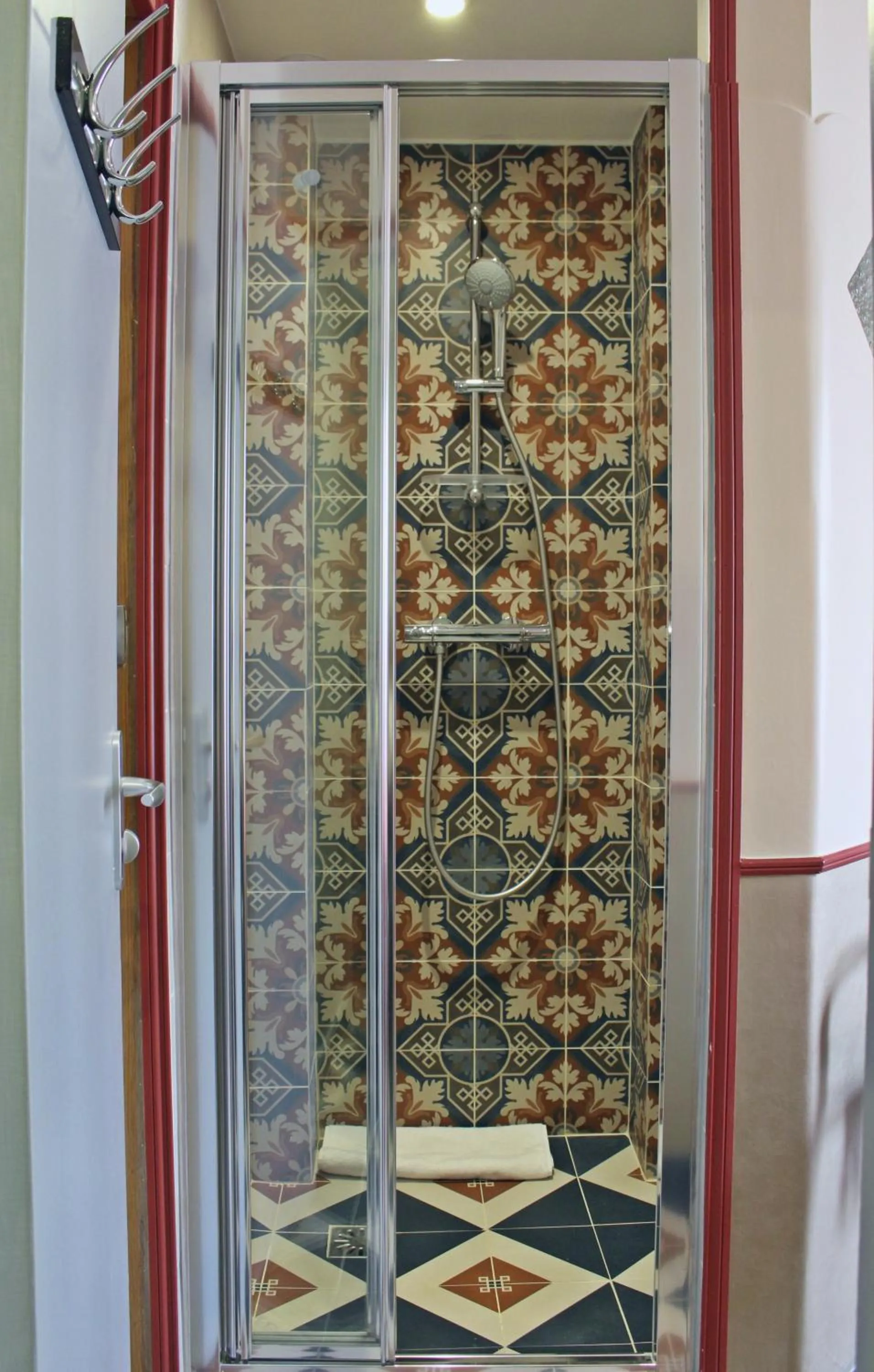Shower in Hôtel Marignan