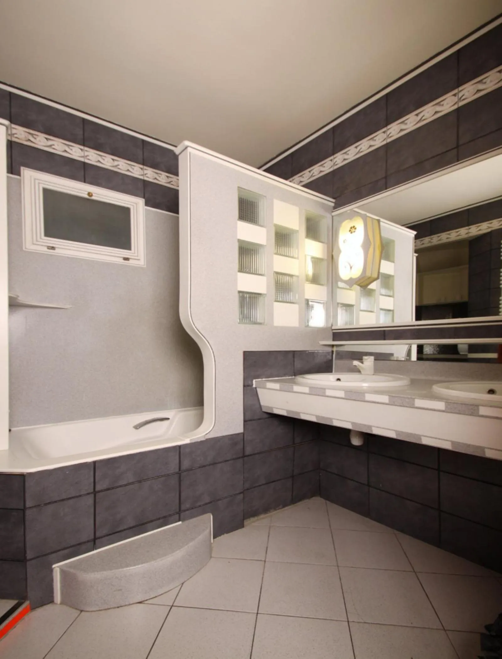 Bathroom in Hôtel Marignan