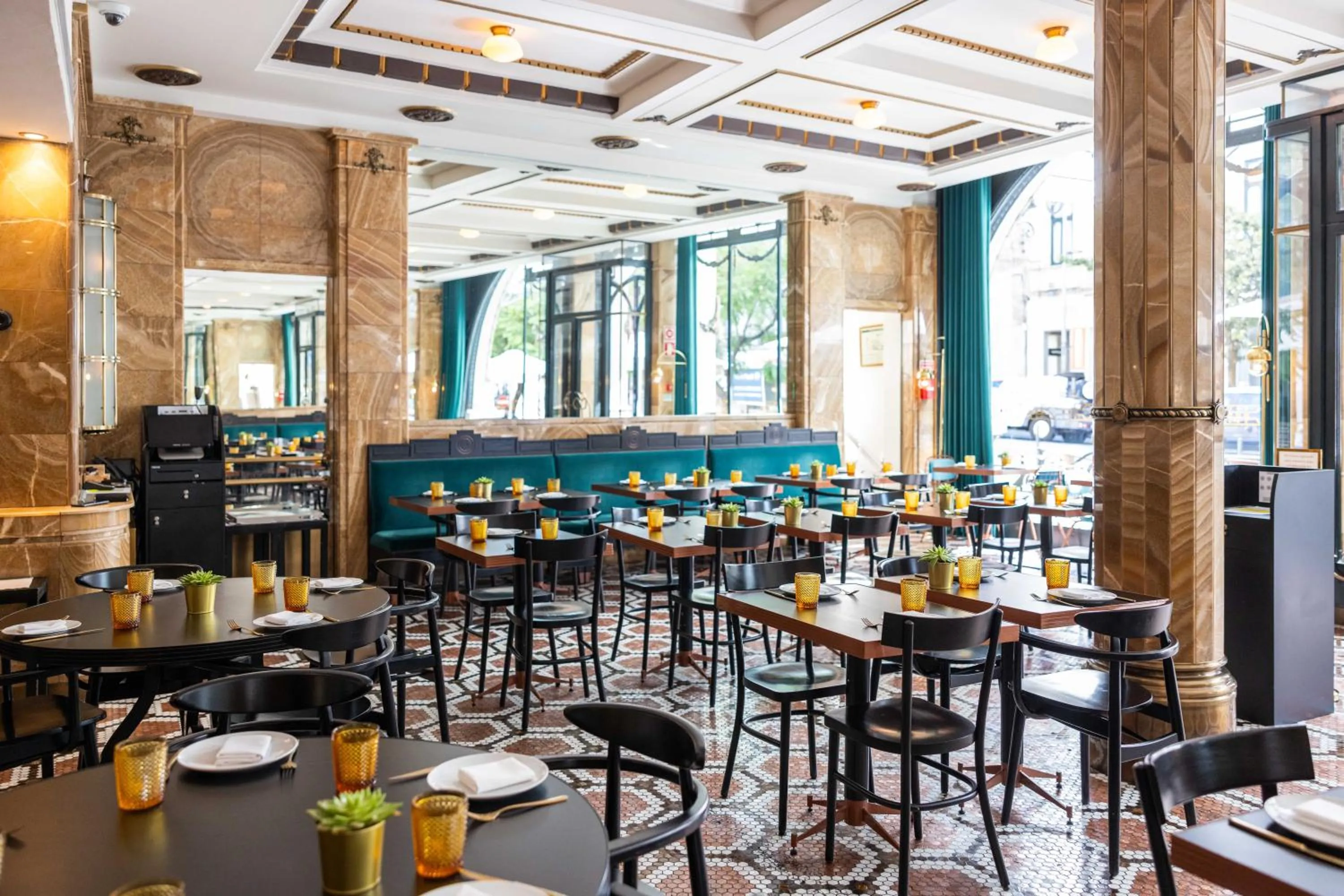 Restaurant/places to eat in Pestana Porto - A Brasileira, City Center & Heritage Building