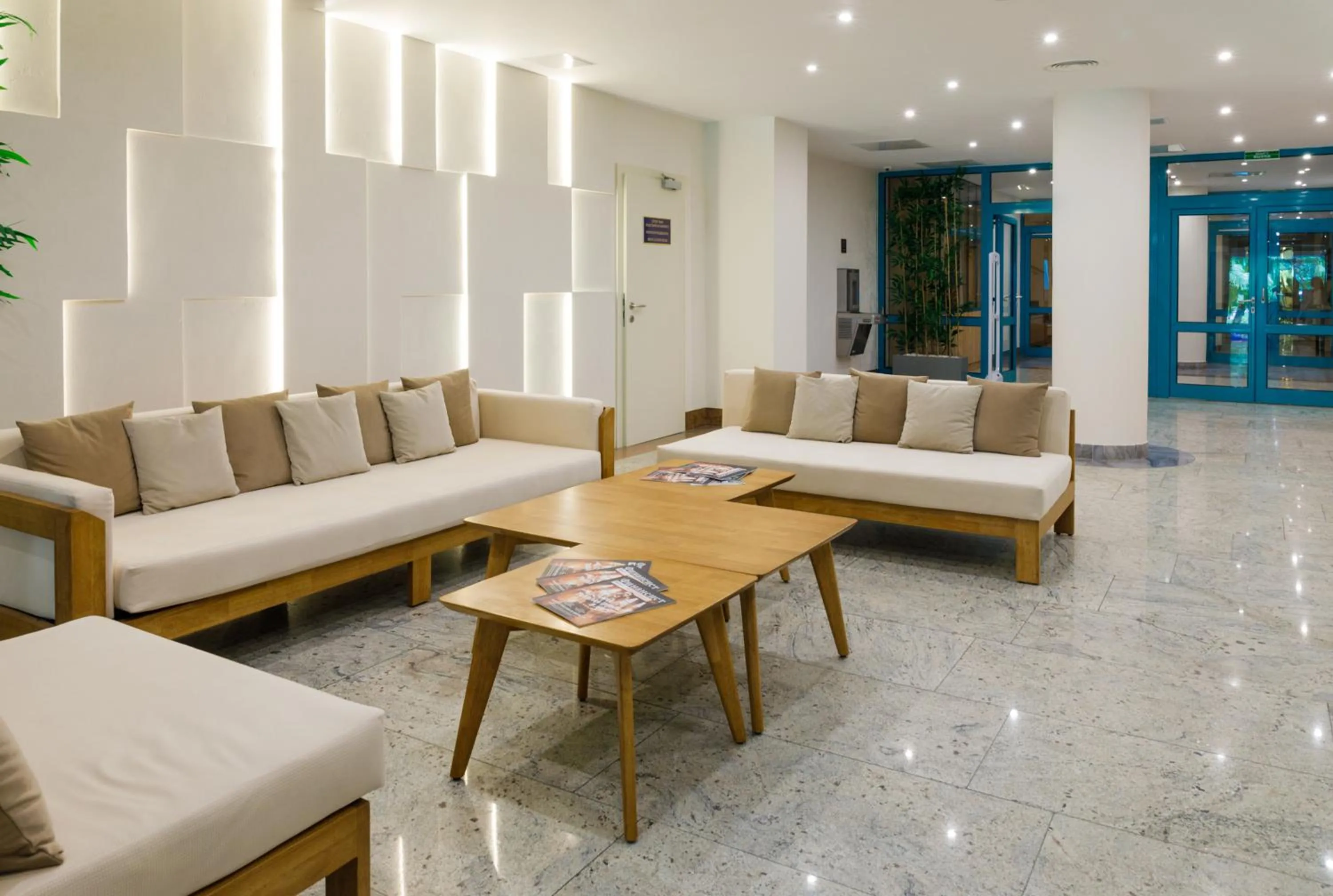 Swimming pool in Rahat Palace Hotel