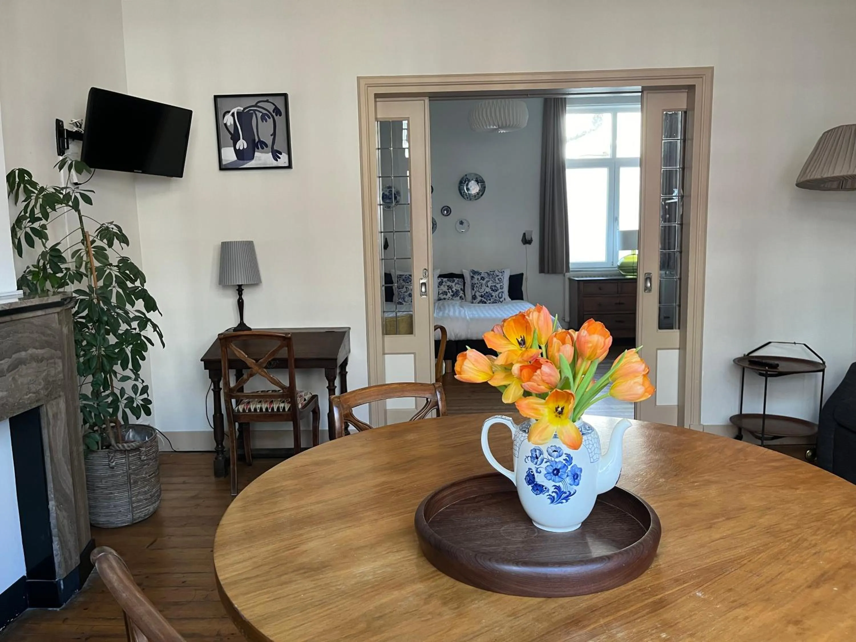 Dining area in Logis Pastis