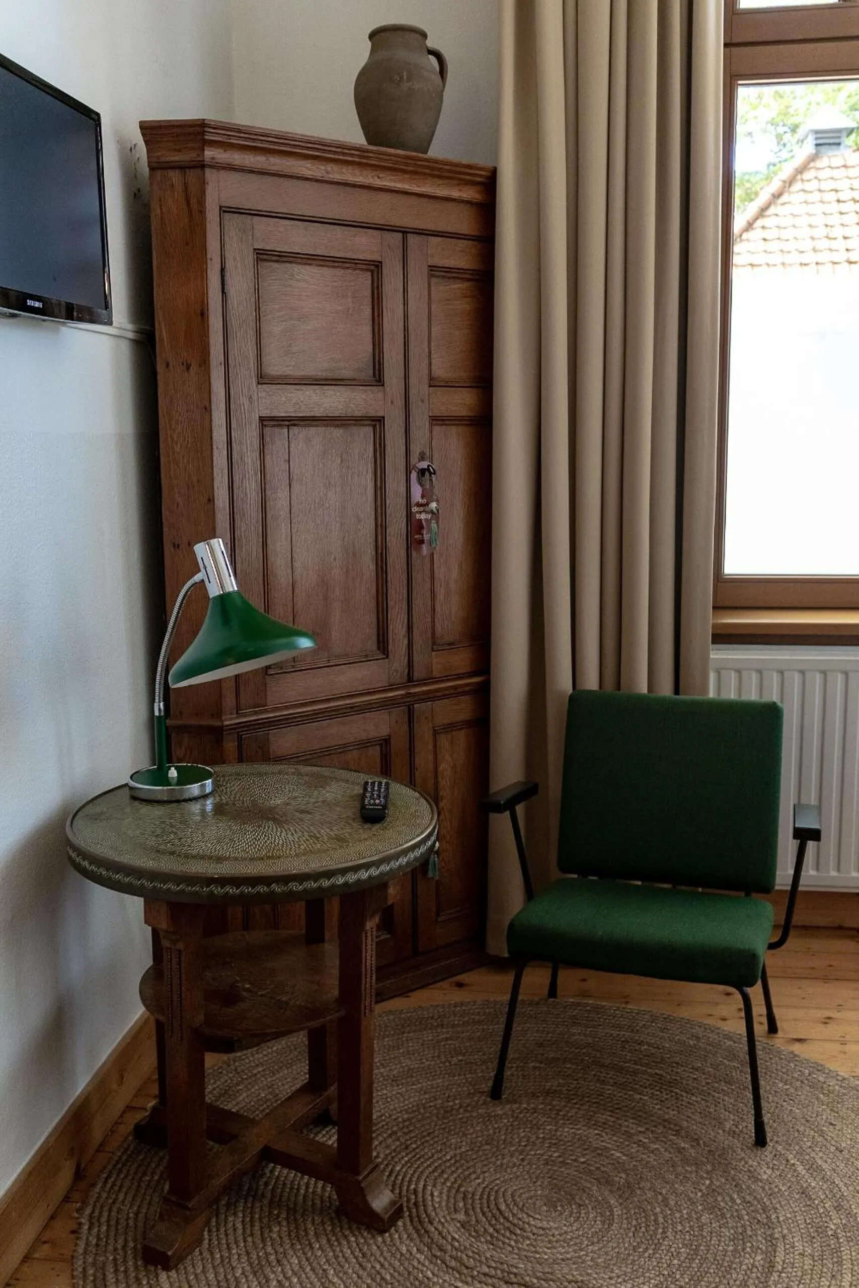 Seating area in Logis Pastis