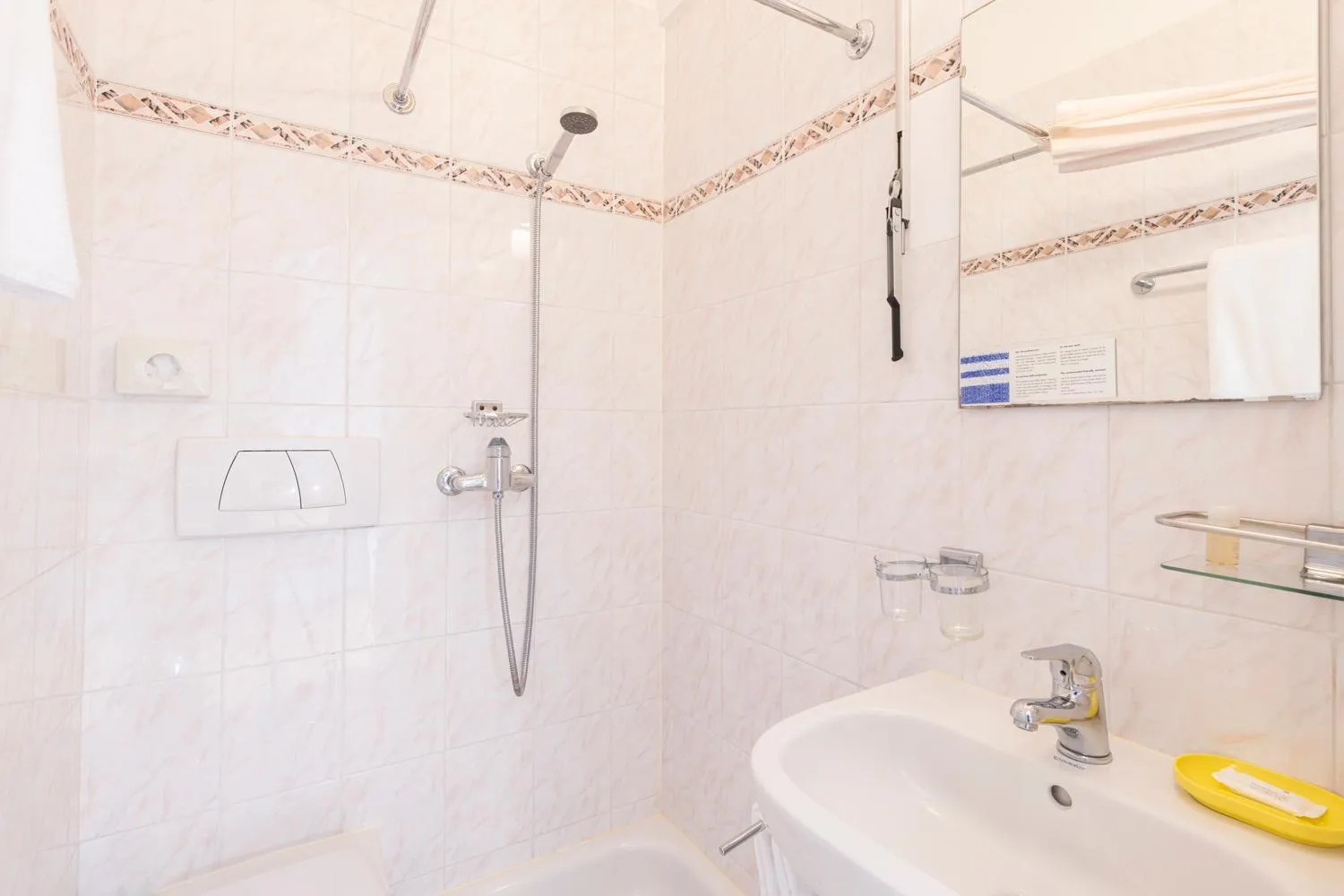 Shower in Hotel Atlantico self check-in