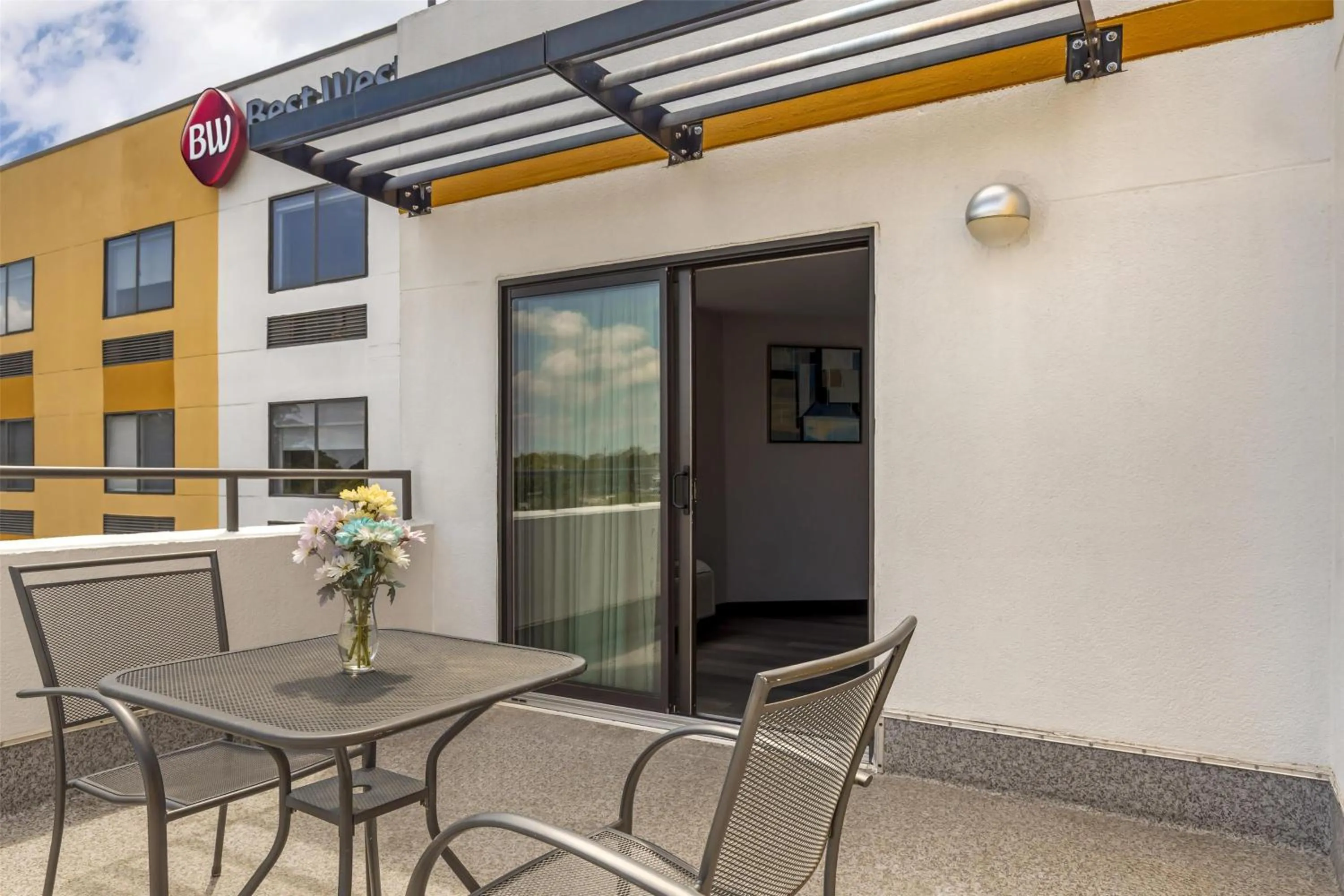 Bedroom in Best Western Plus Raleigh Crabtree Valley Hotel
