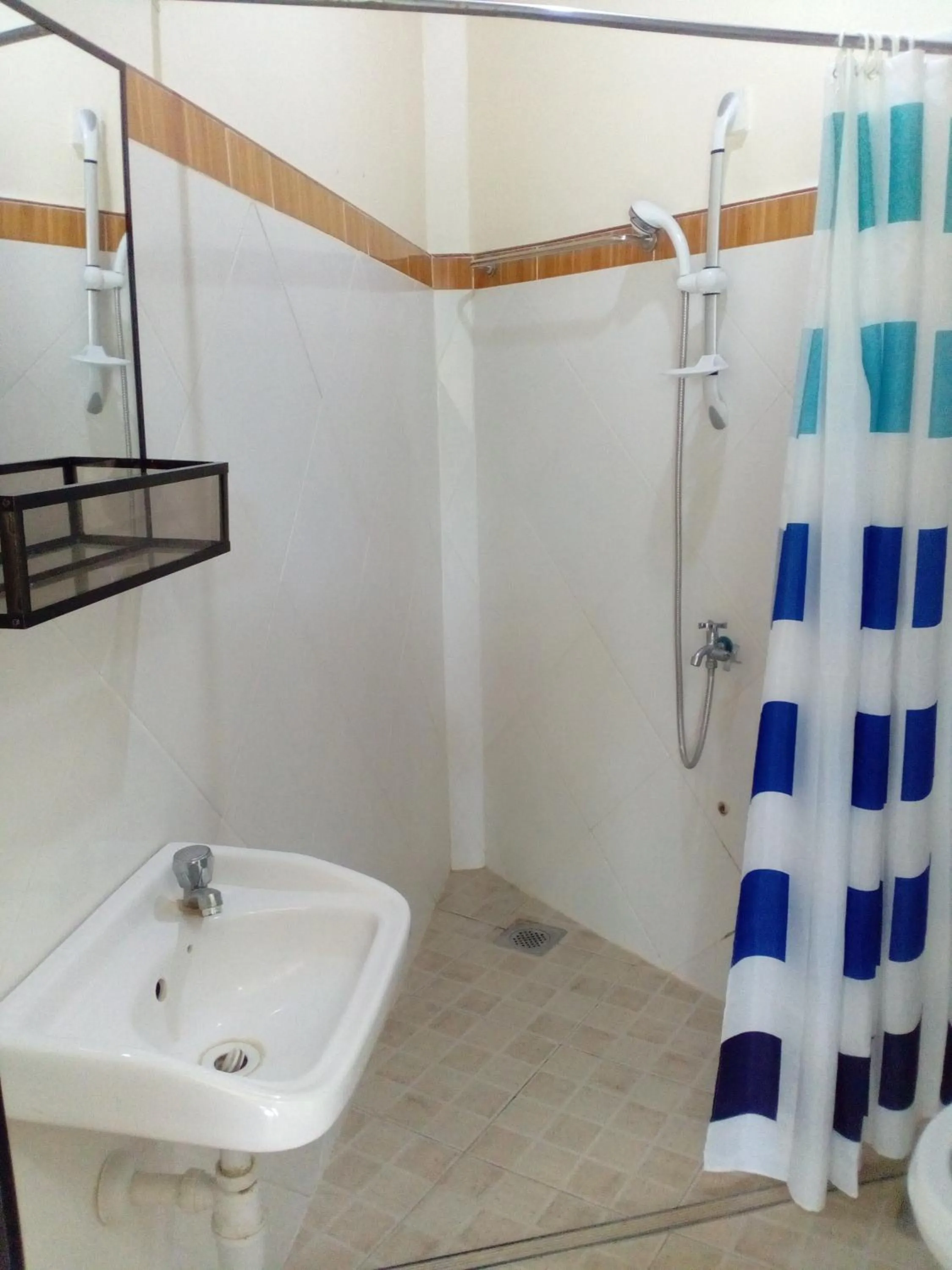 Shower in Greenhut Pension & Bar