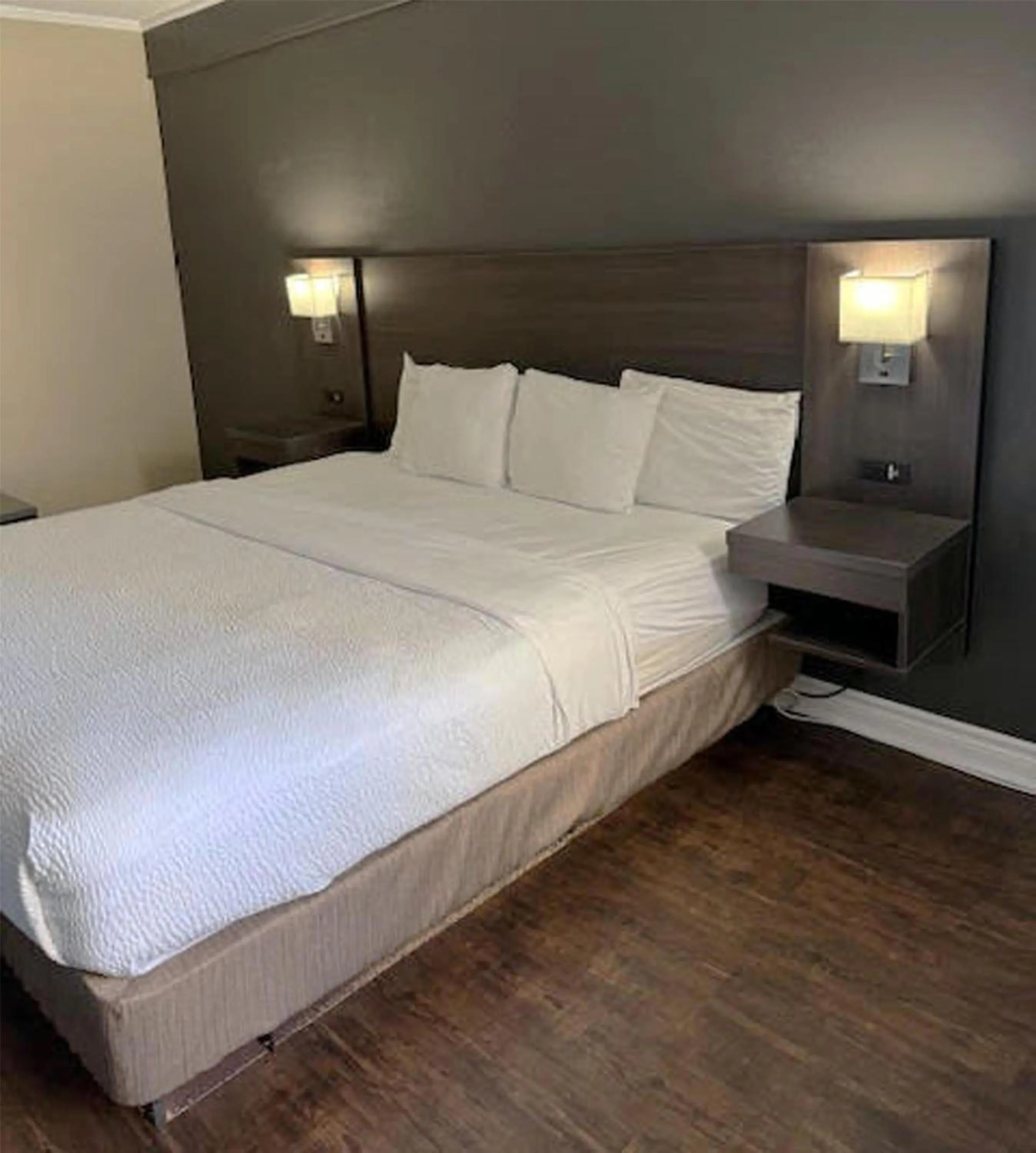 Bedroom, Bed in SureStay by Best Western Brockville