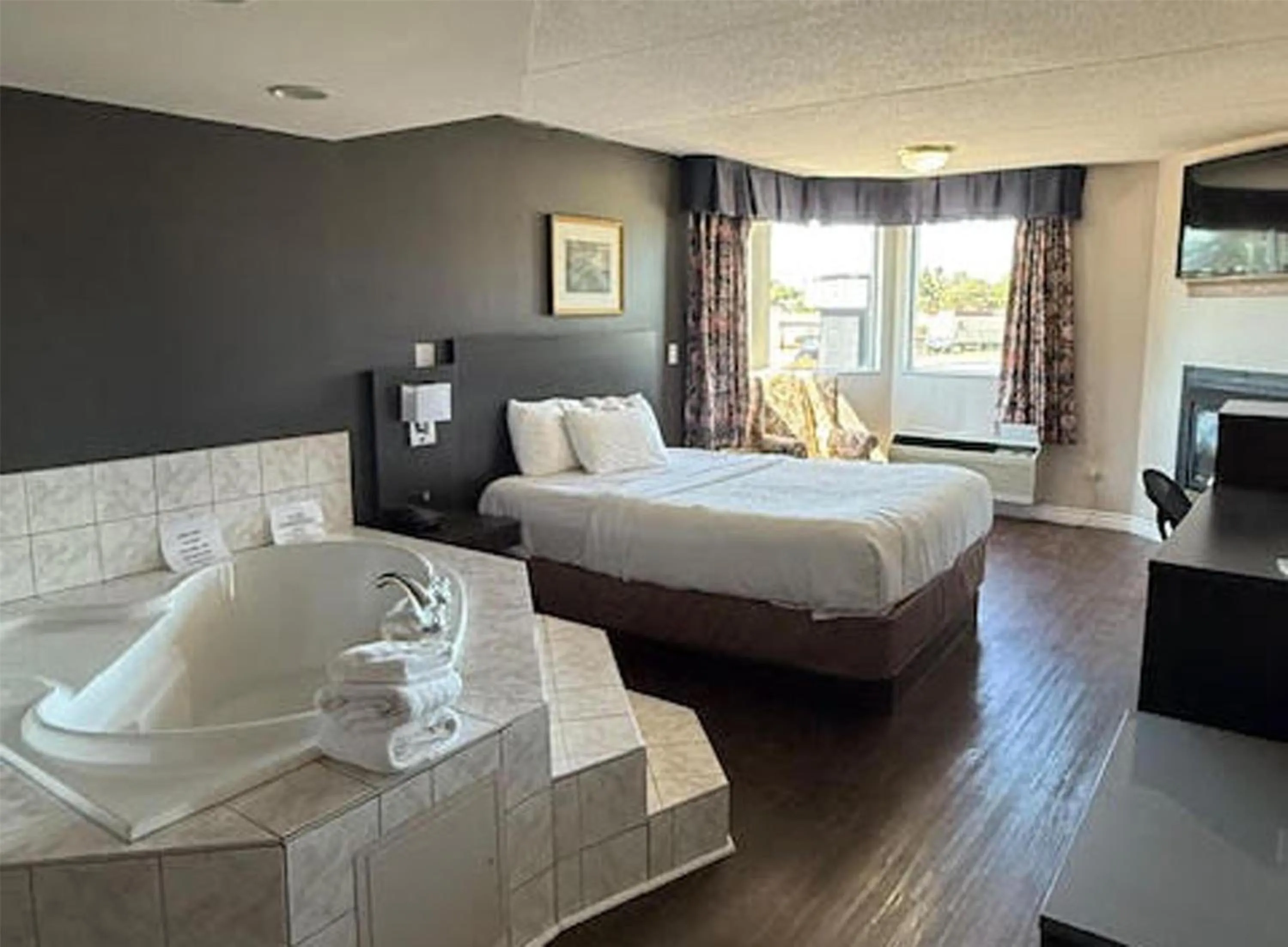 Photo of the whole room, Bed in SureStay by Best Western Brockville