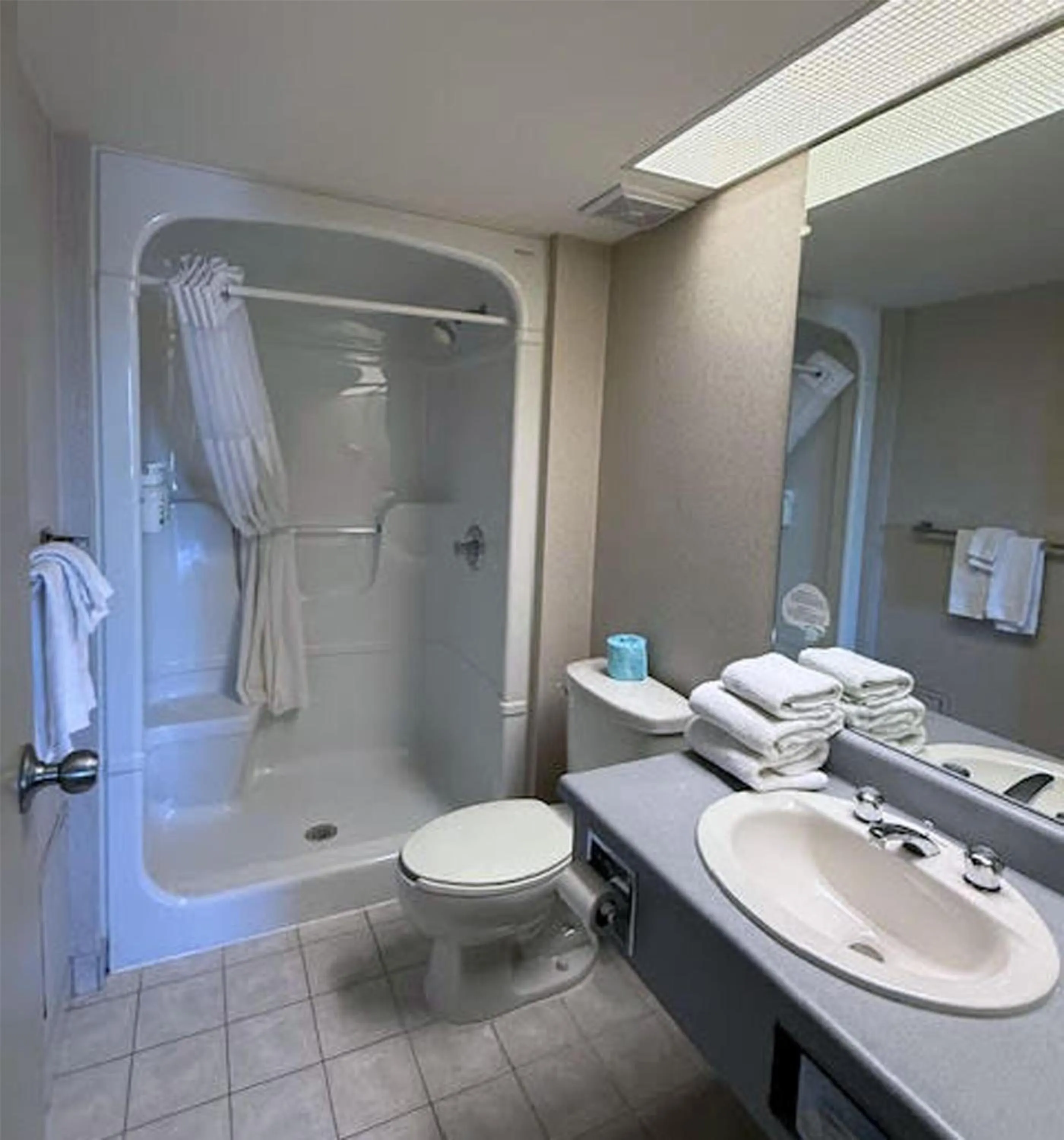 Bathroom in SureStay by Best Western Brockville