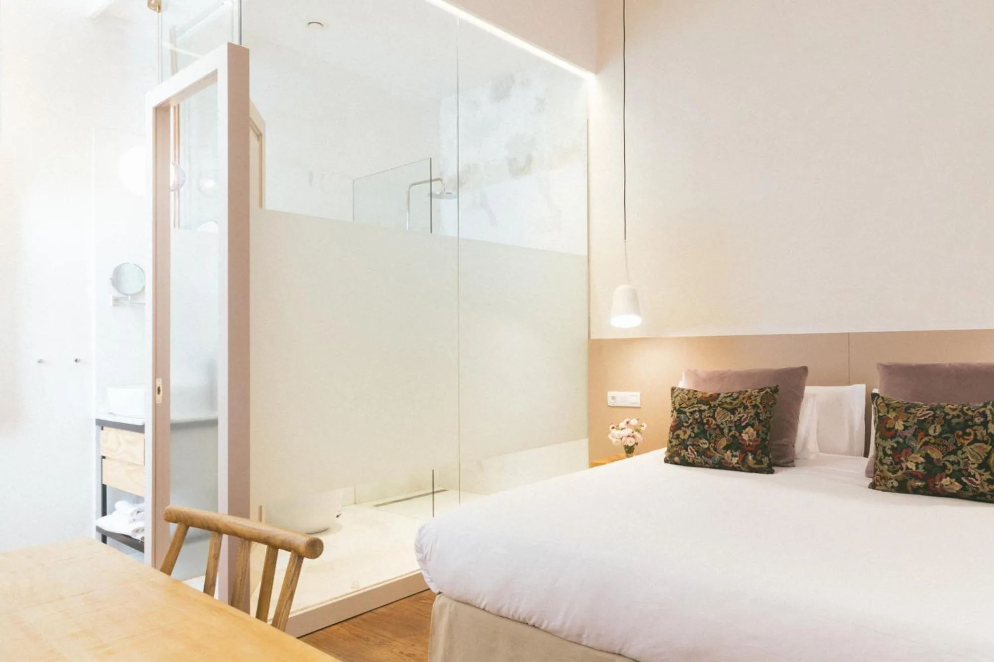 Bathroom, Bed in VEINTIUNO Emblematic Hotels - Adults Only