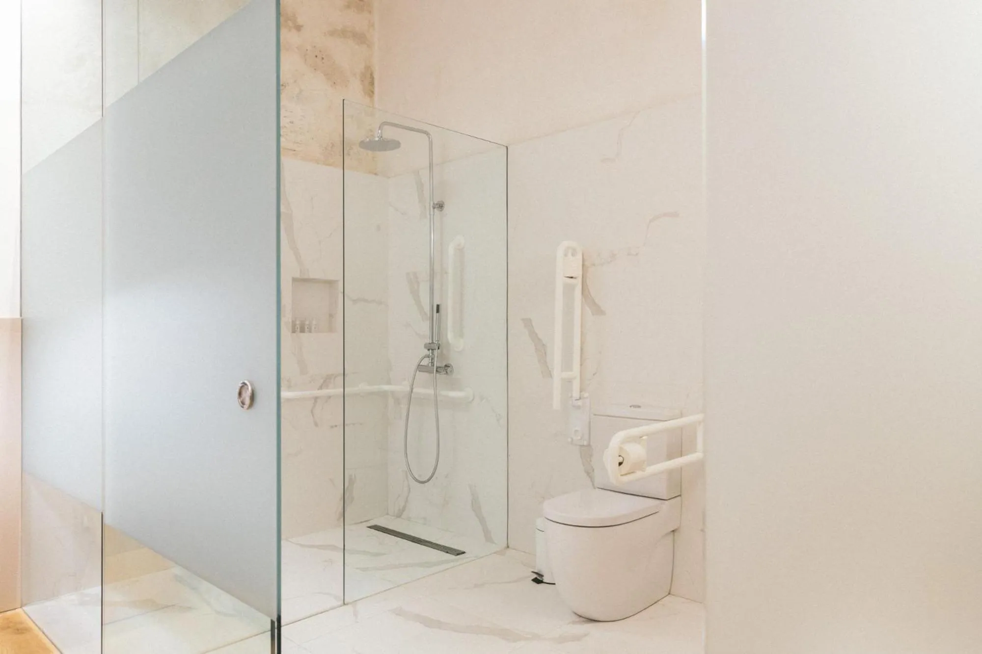 Shower in VEINTIUNO Emblematic Hotels - Adults Only
