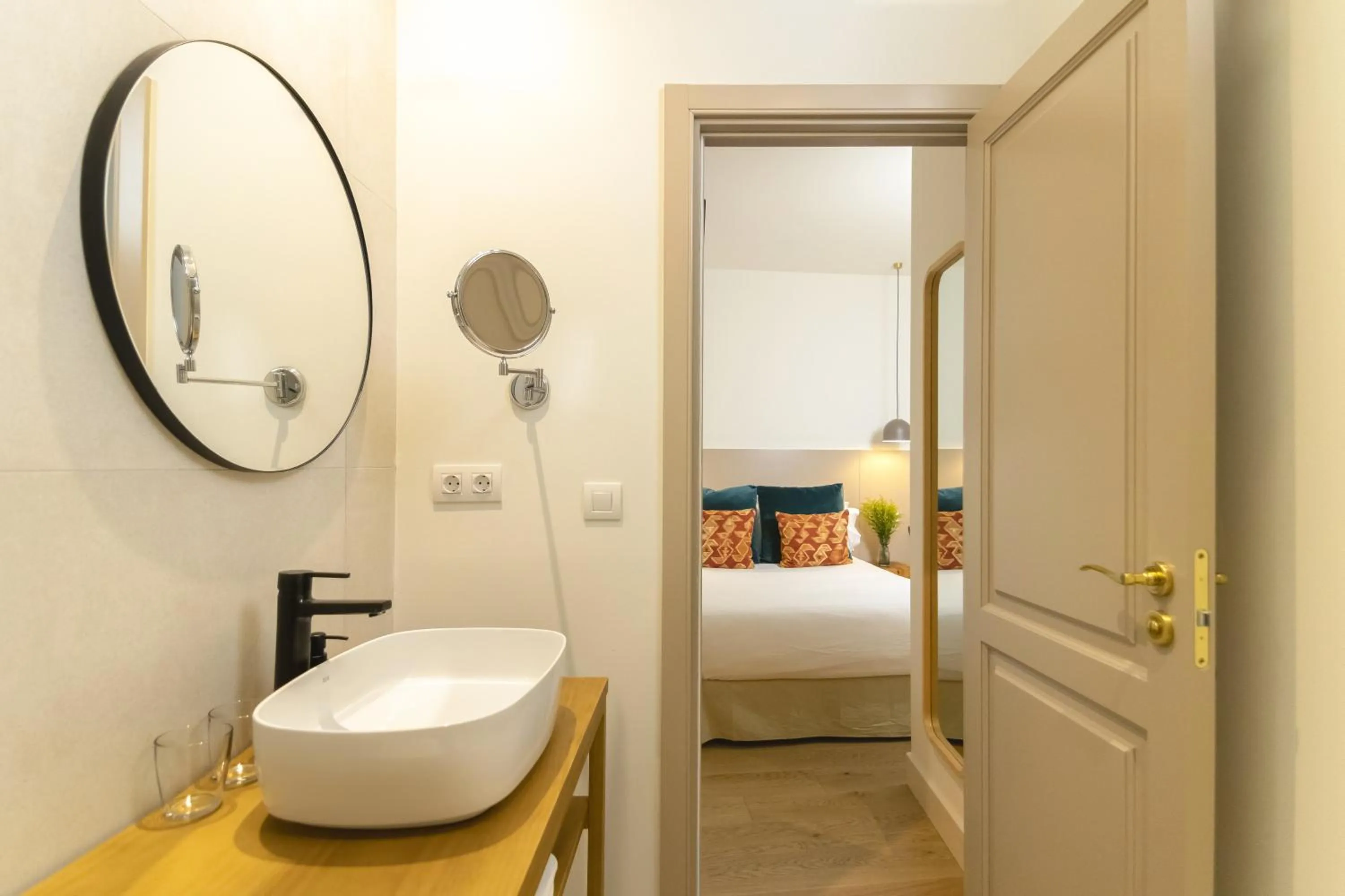 Shower, Bed in VEINTIUNO Emblematic Hotels - Adults Only