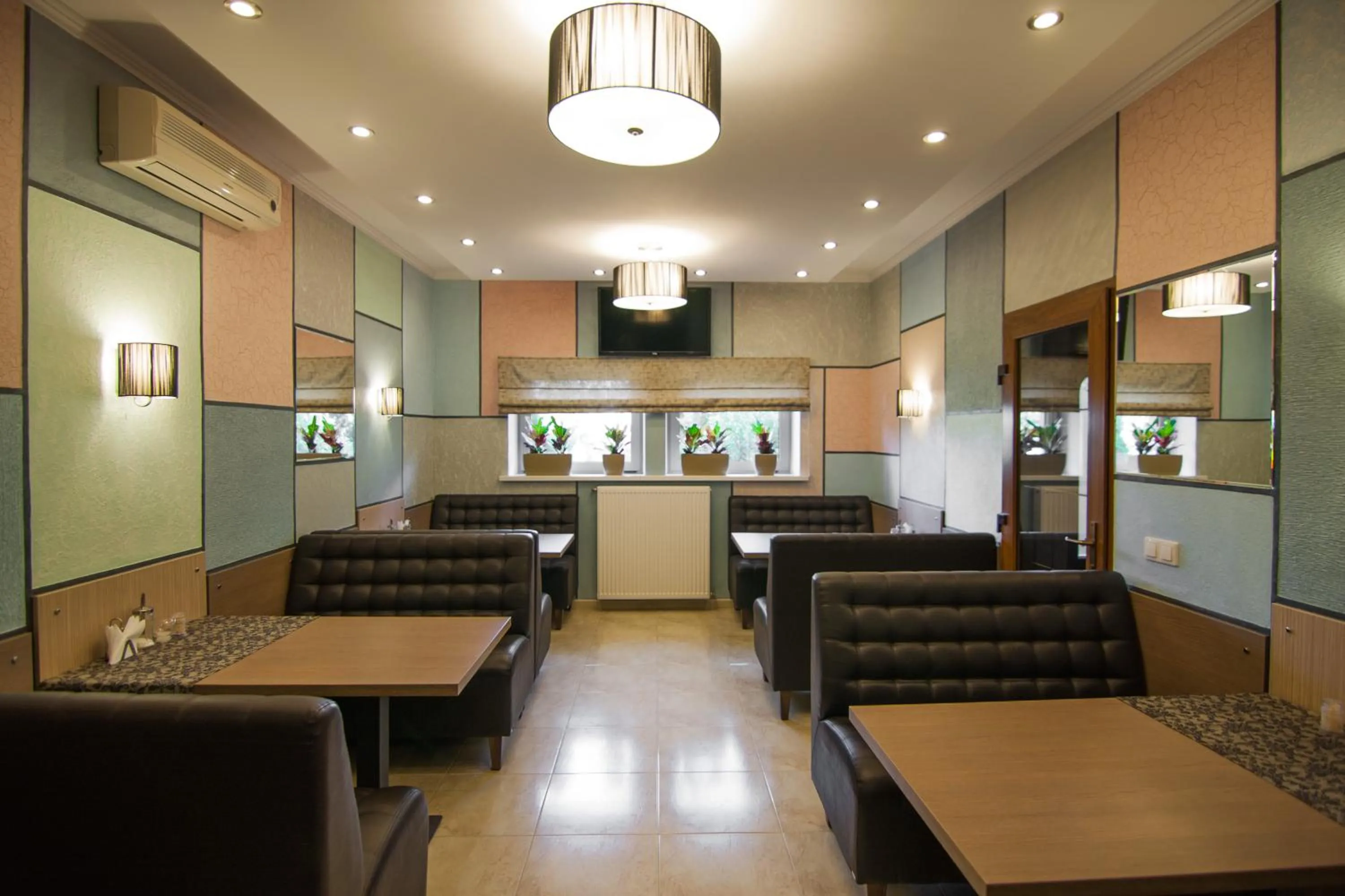 Restaurant/places to eat in Komilfo Hotel