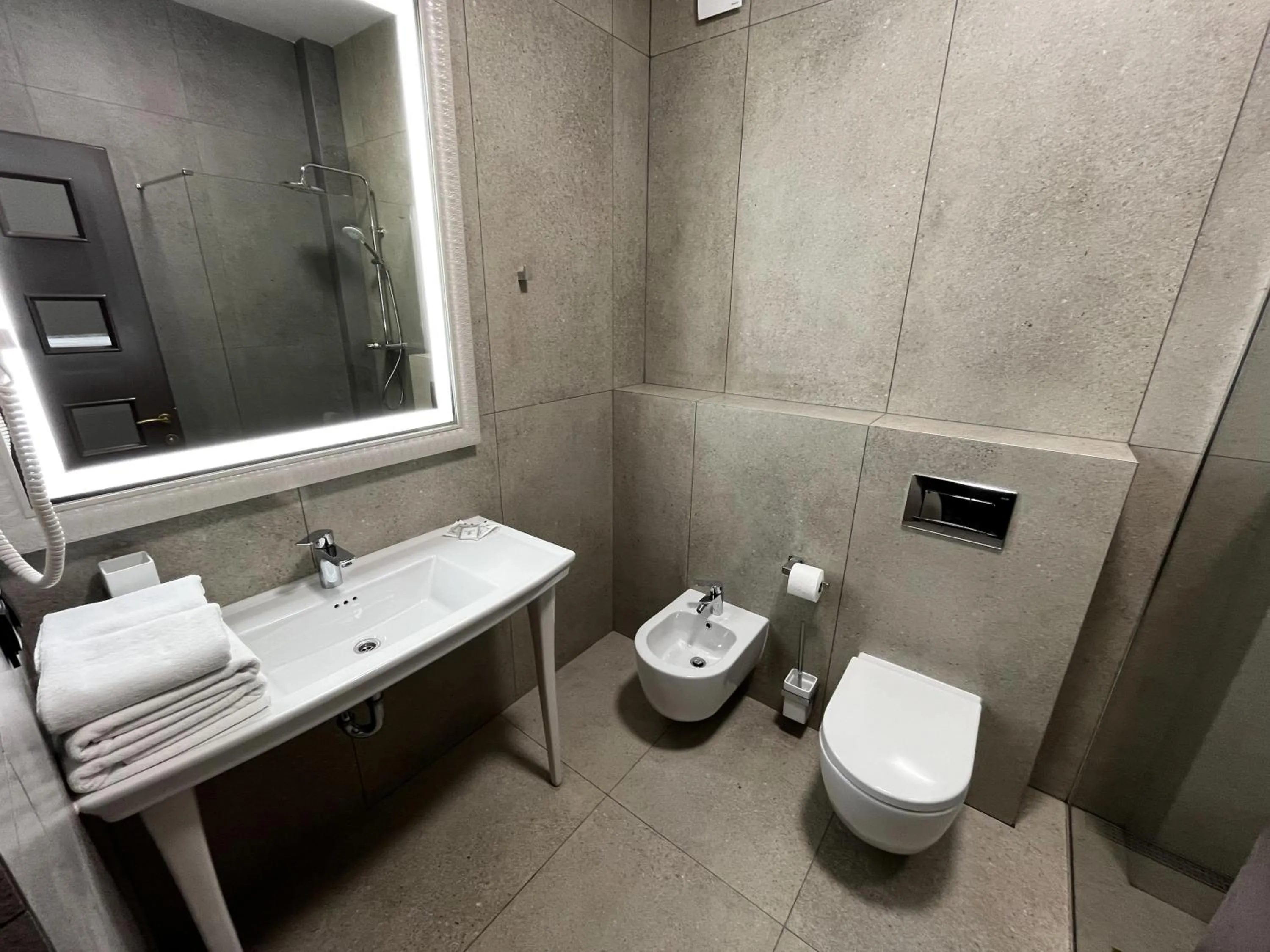 Toilet in Komilfo Hotel