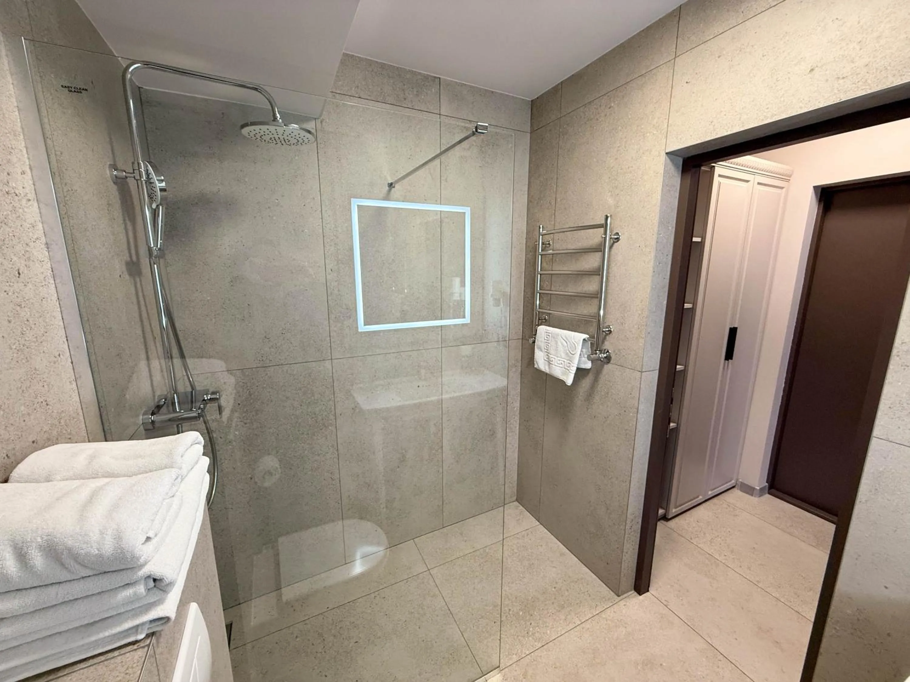 Shower in Komilfo Hotel