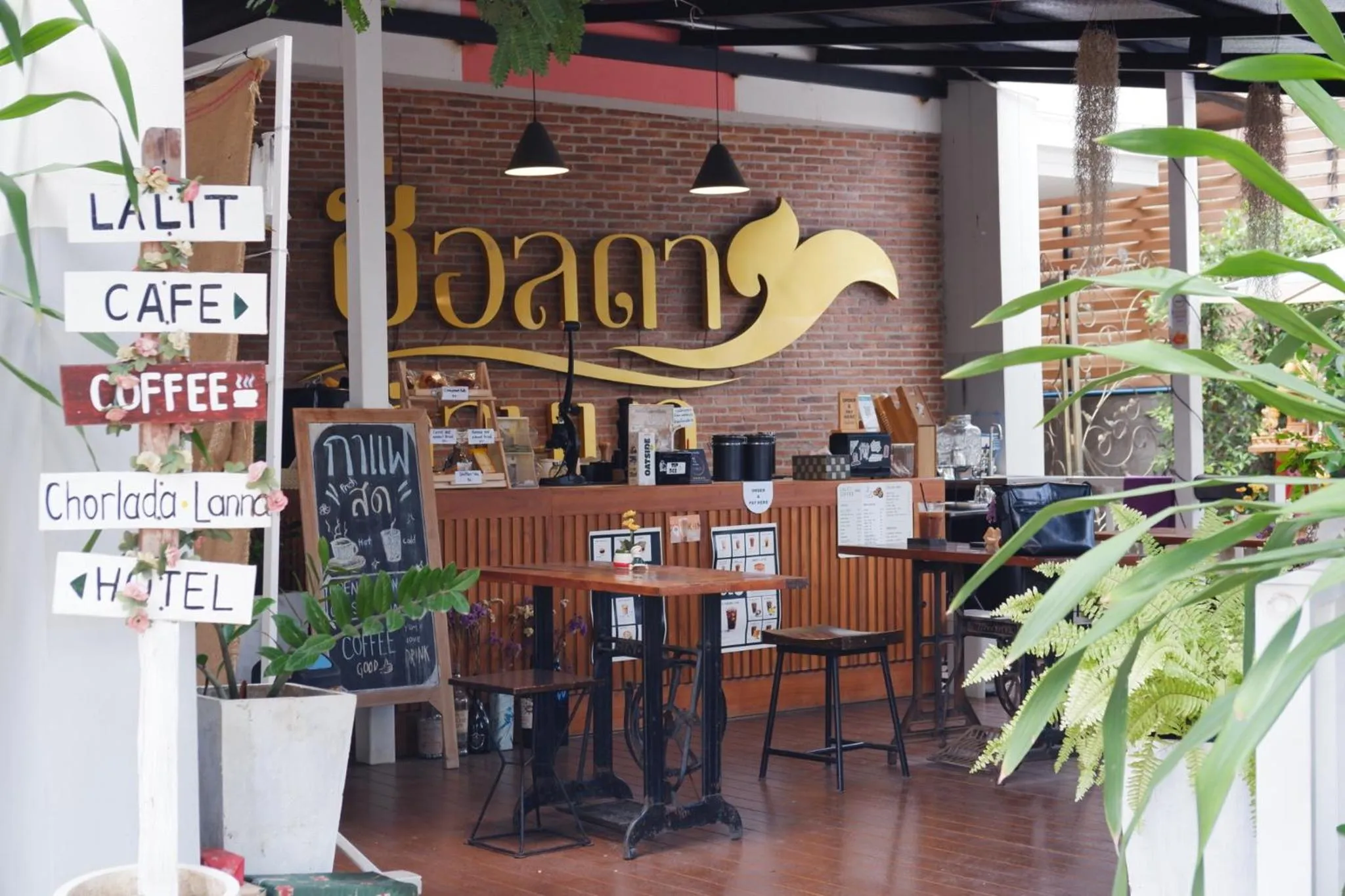 Lounge or bar in CHORLADA LANNA HOTEL