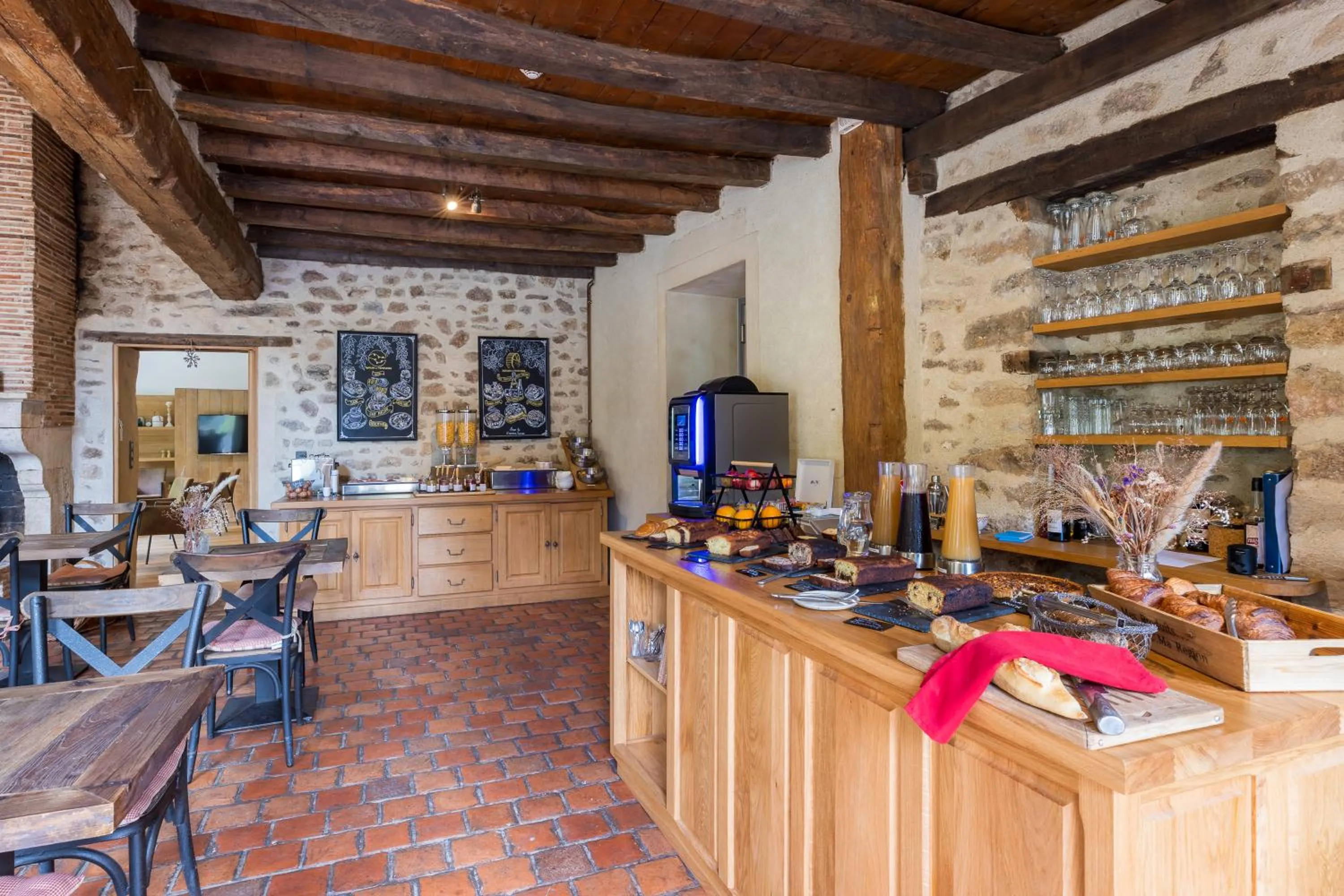 Buffet breakfast in Demeures et Châteaux Moulin des Templiers Hôtel & SPA