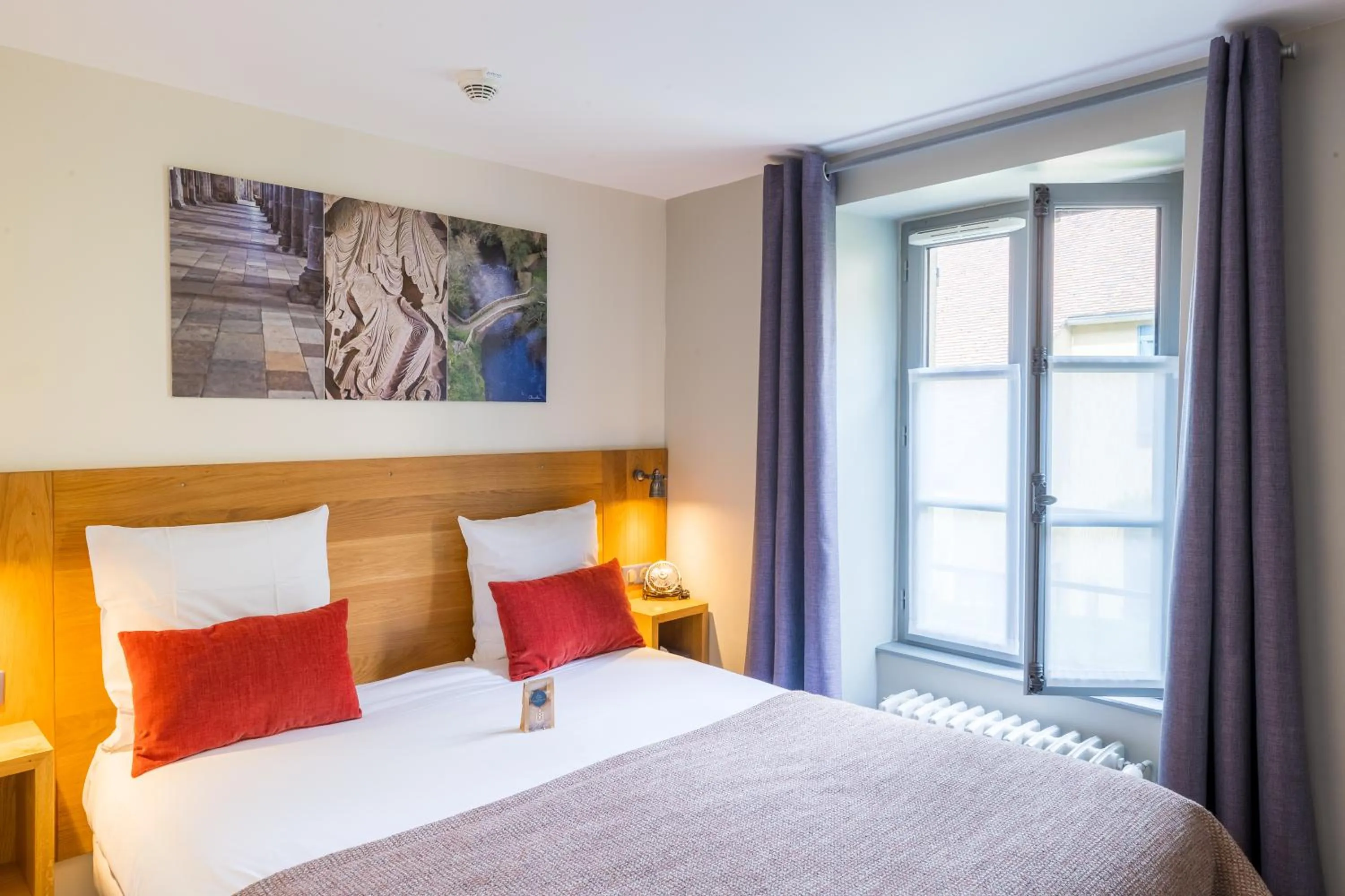 Bedroom, Bed in Demeures et Châteaux Moulin des Templiers Hôtel & SPA