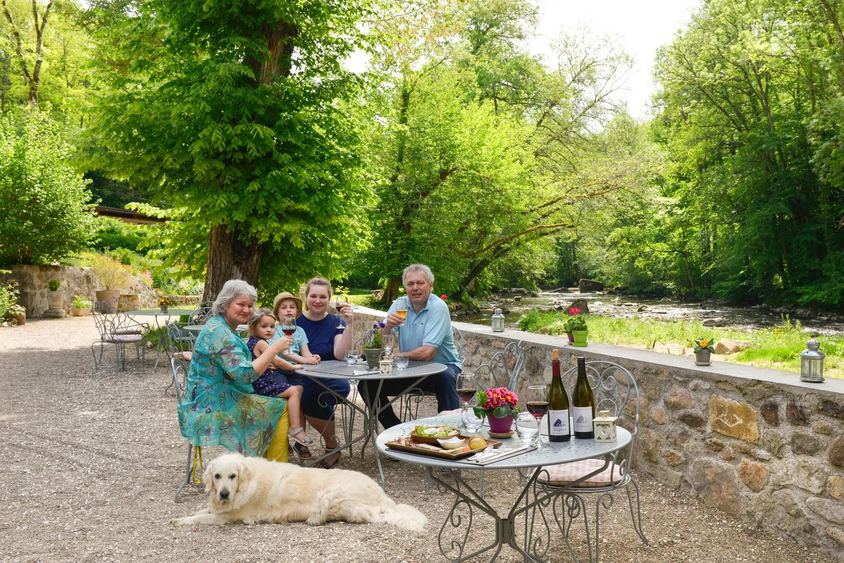 group of guests in Demeures et Châteaux Moulin des Templiers Hôtel & SPA