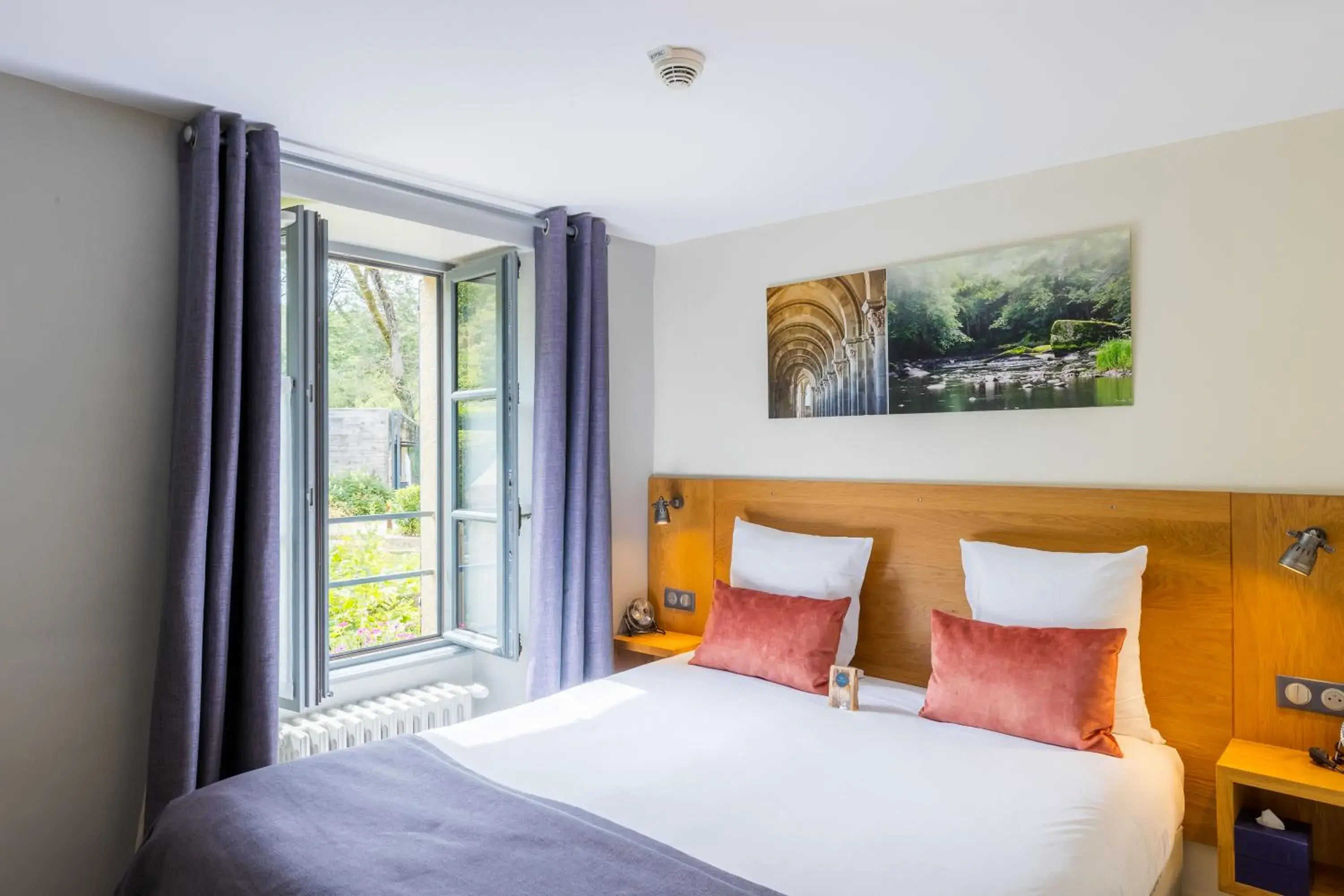 Standard Queen Room in Demeures et Châteaux Moulin des Templiers Hôtel & SPA Standard Queen Room in Demeures et Châteaux Moulin des Templiers Hôtel & SPA