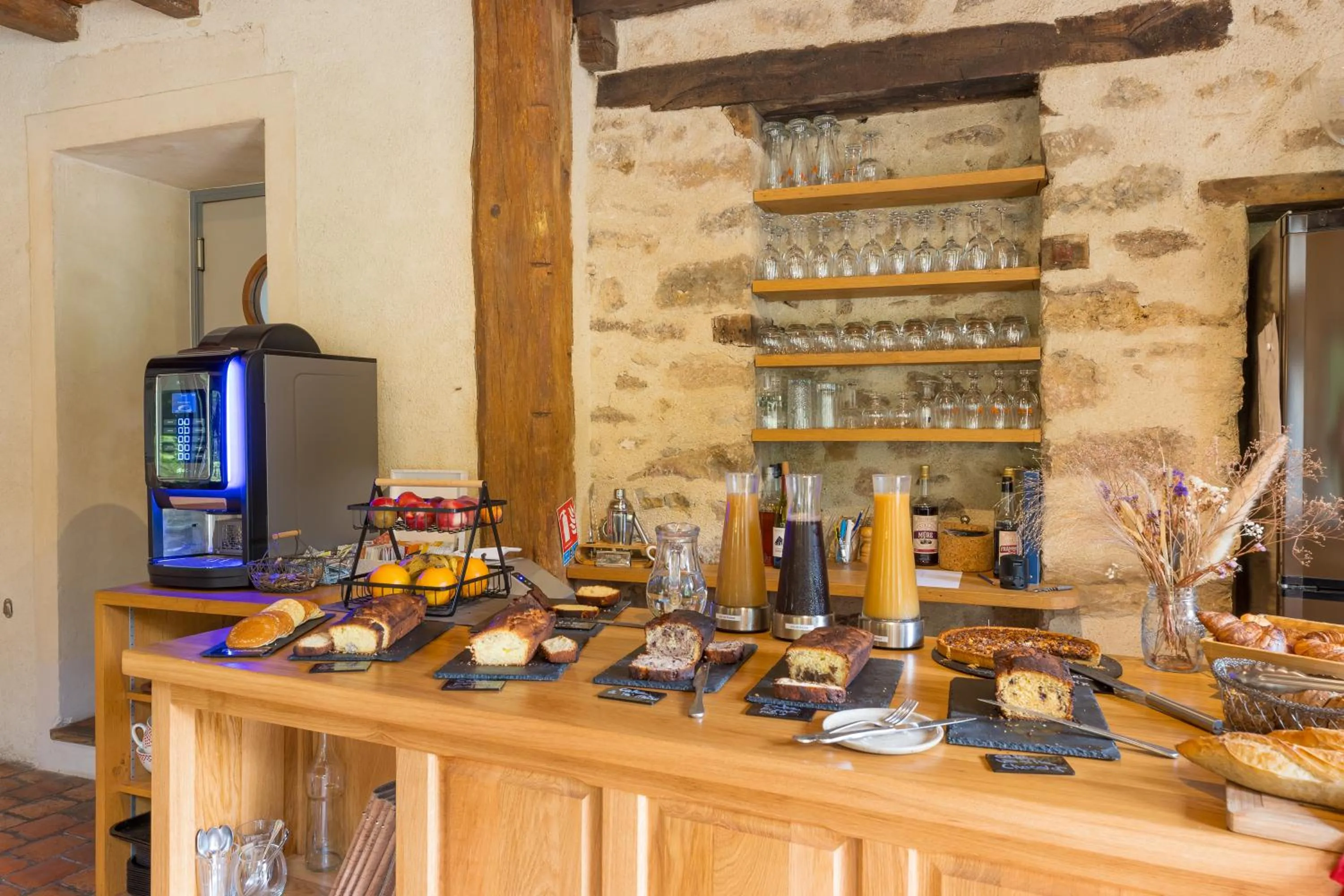 Buffet breakfast in Demeures et Châteaux Moulin des Templiers Hôtel & SPA
