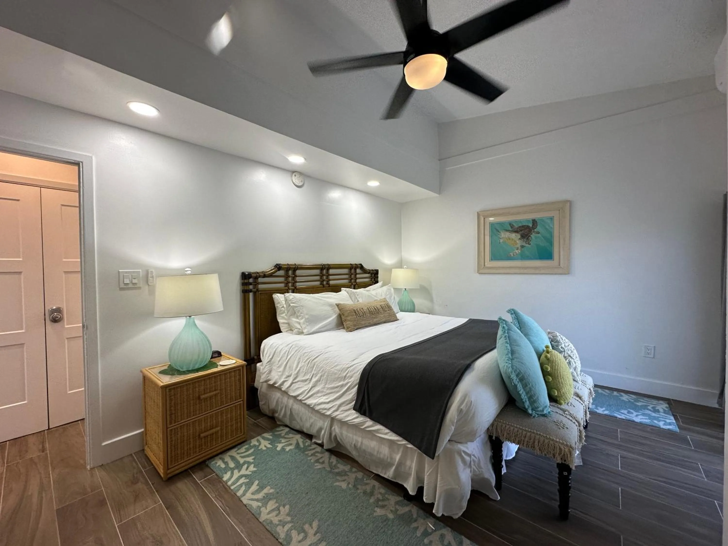 Bedroom, Bed in Secret Harbour Beach Resort