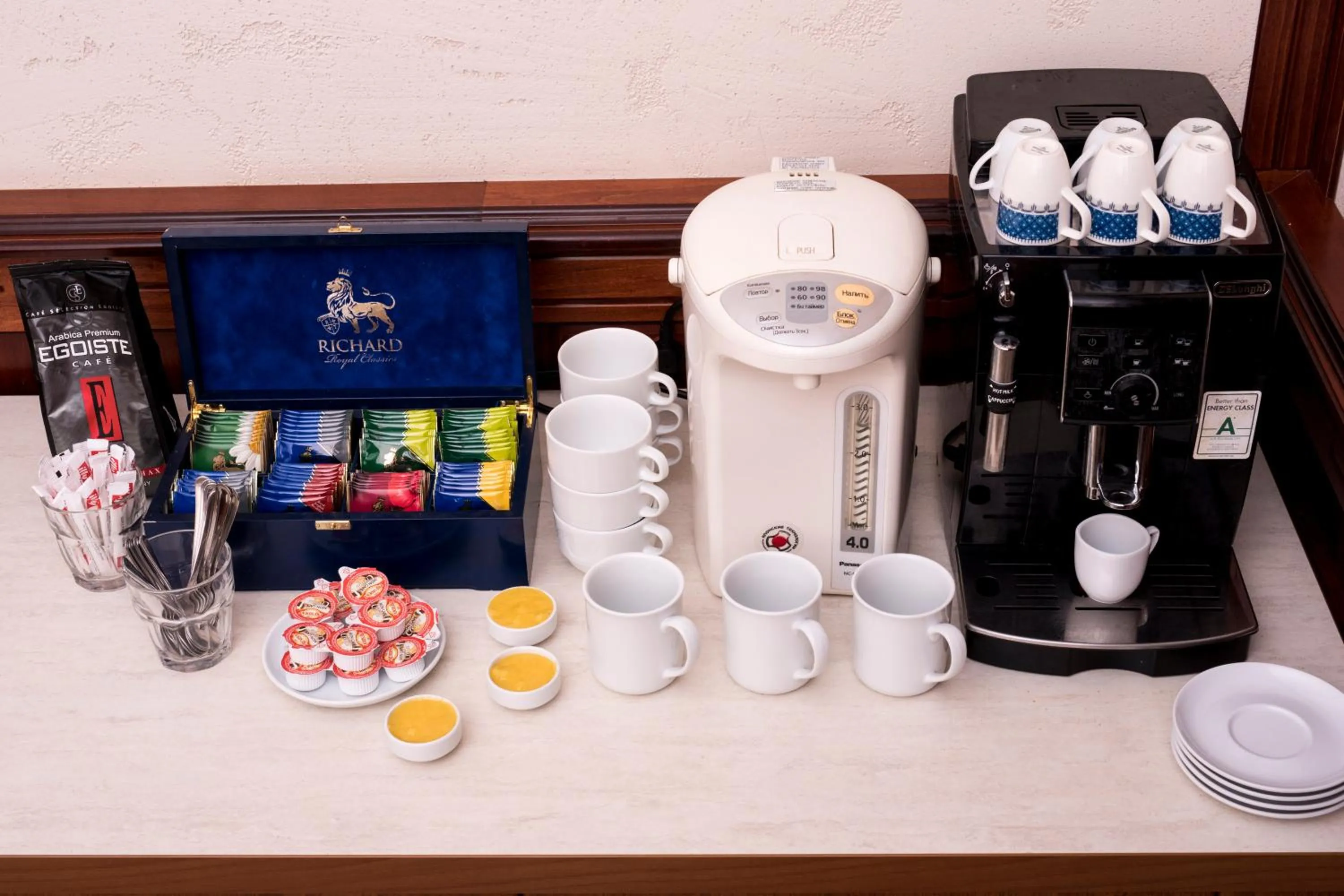 Coffee/tea facilities in Luna Hotel